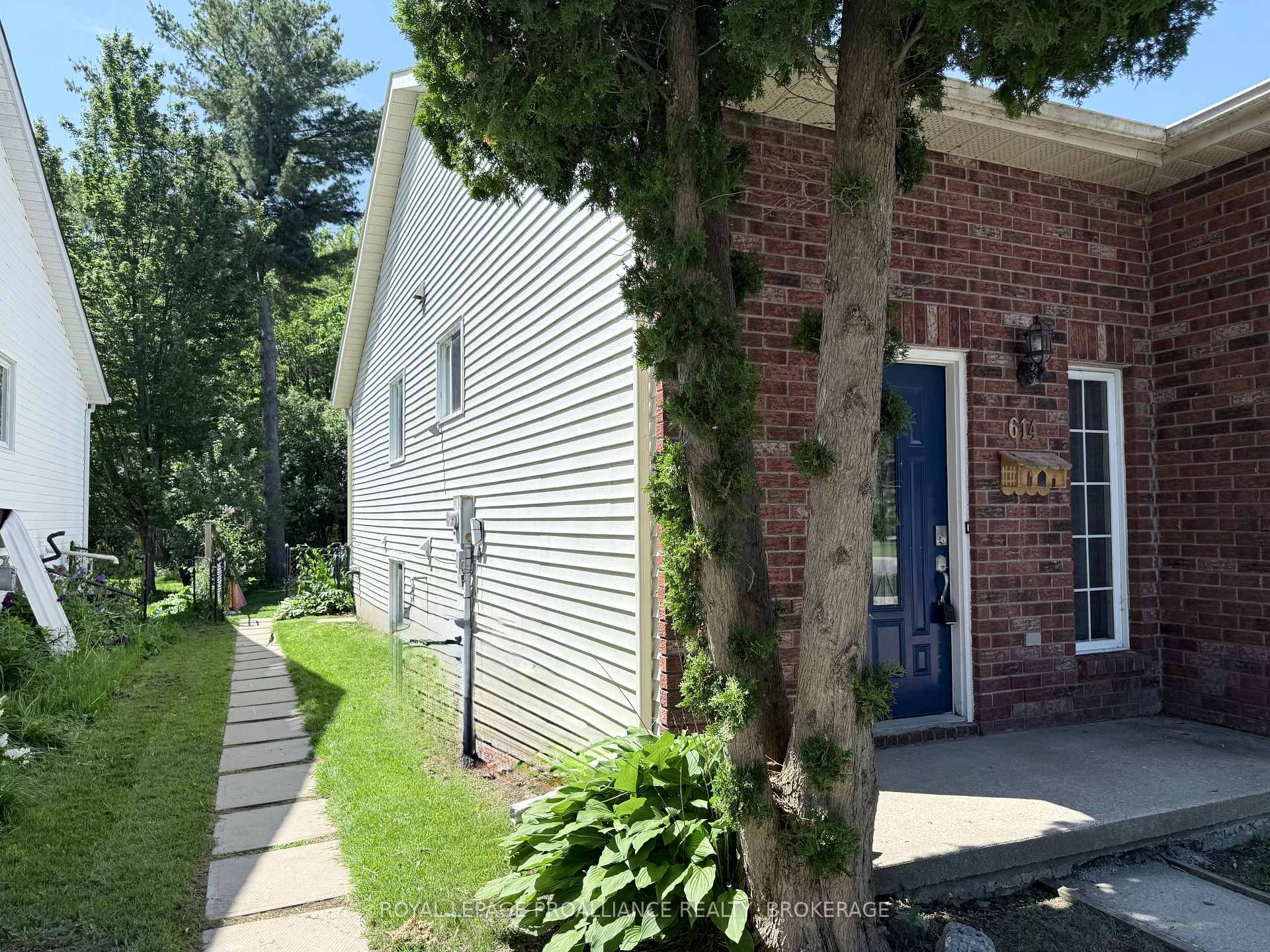 Photo 4 of 614 Barnsley Crescent, Kingston, City SouthWest — HOMEH