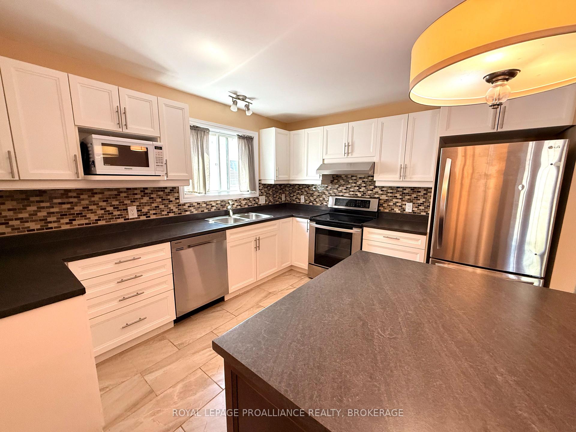 Photo 8 of 614 Barnsley Crescent, Kingston, City SouthWest — HOMEH