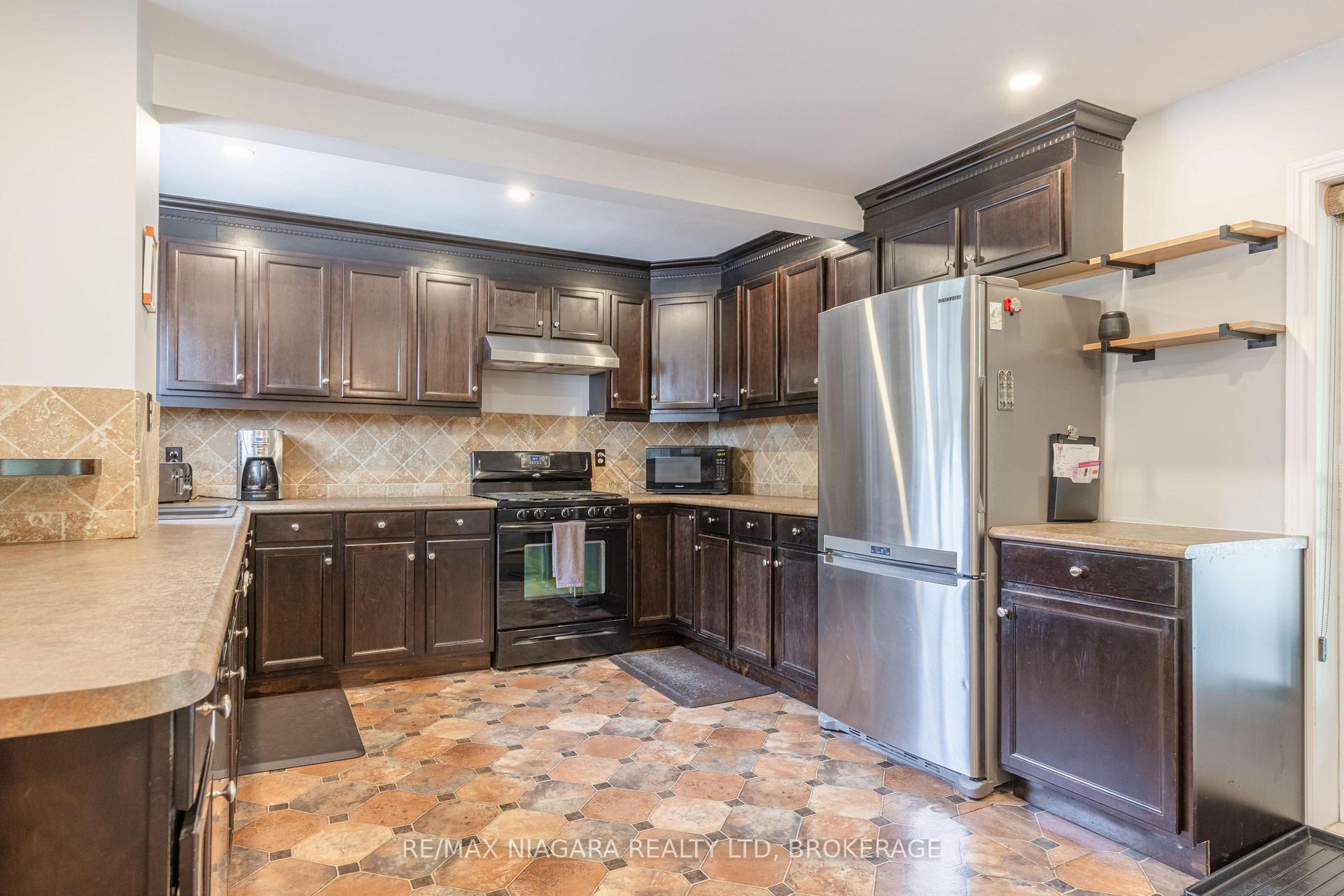 Photo 8 of 93 First Street, Welland, Lincoln/Crowland — HOMEH
