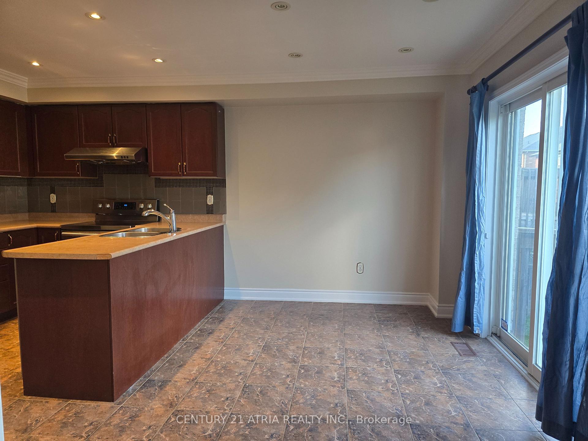 Photo 8 of 82 Red River Crescent, Newmarket, Woodland Hill — HOMEH