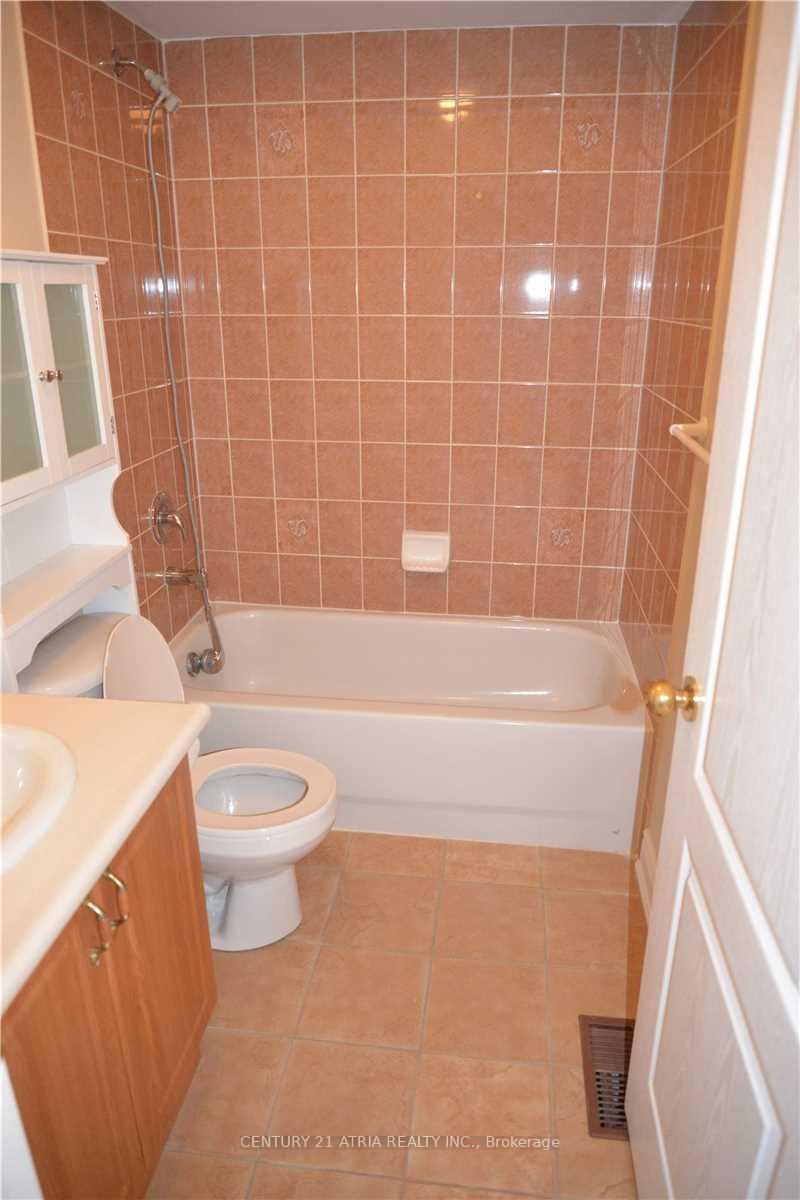 Photo 19 of 82 Red River Crescent, Newmarket, Woodland Hill — HOMEH