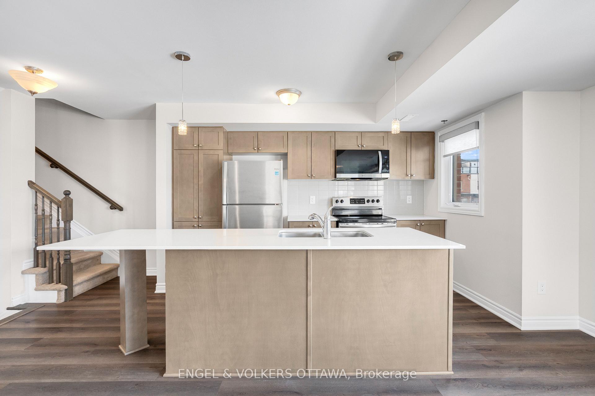 Photo 12 of 571 Ozawa Private, Ottawa, CFB Rockcliffe and Area — HOMEH