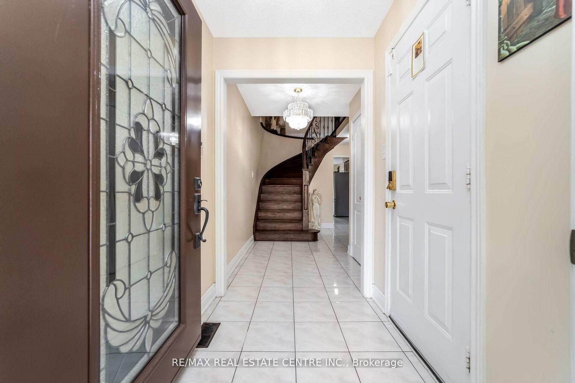 Photo 6 of 55 Golden Eagle Road, Brampton, Sandringham-Wellington — HOMEH