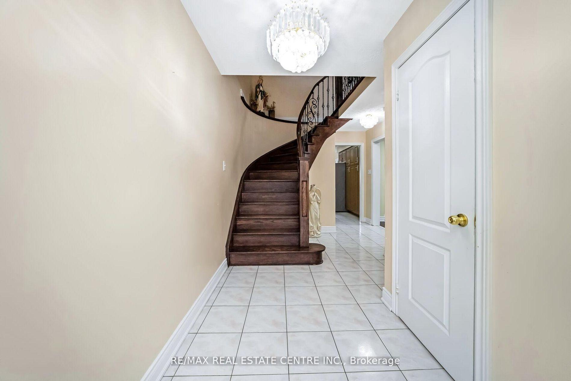 Photo 8 of 55 Golden Eagle Road, Brampton, Sandringham-Wellington — HOMEH