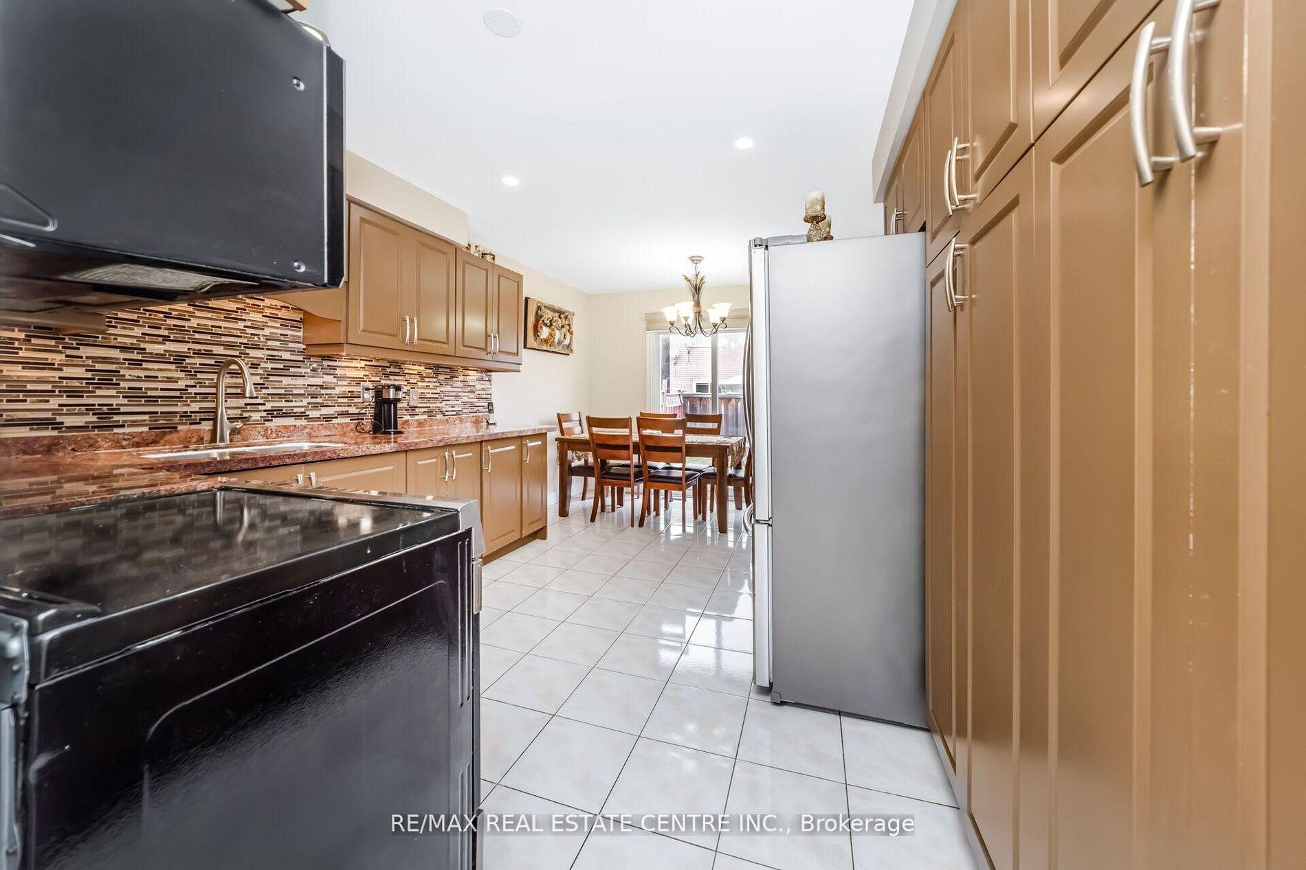 Photo 12 of 55 Golden Eagle Road, Brampton, Sandringham-Wellington — HOMEH