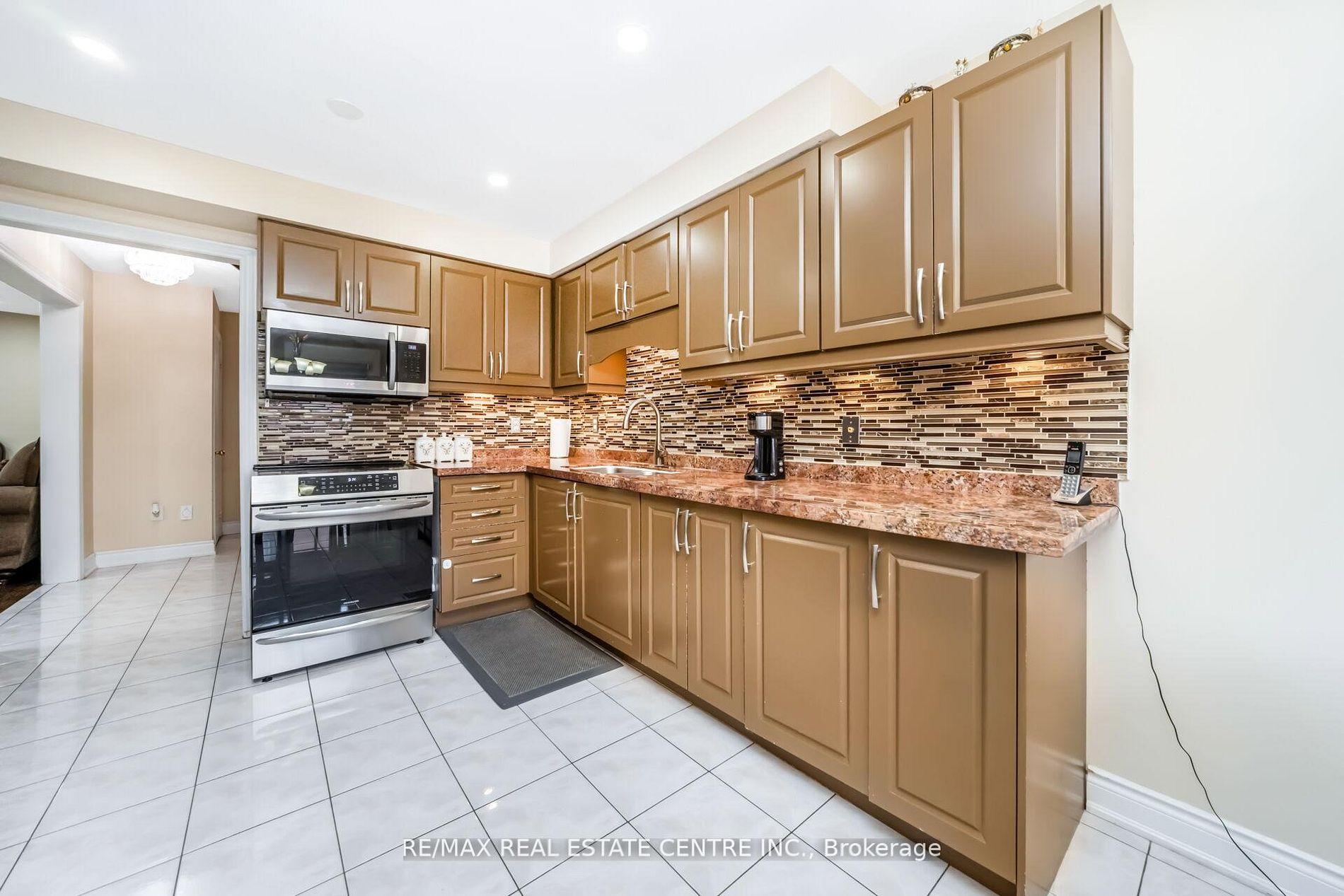 Photo 13 of 55 Golden Eagle Road, Brampton, Sandringham-Wellington — HOMEH