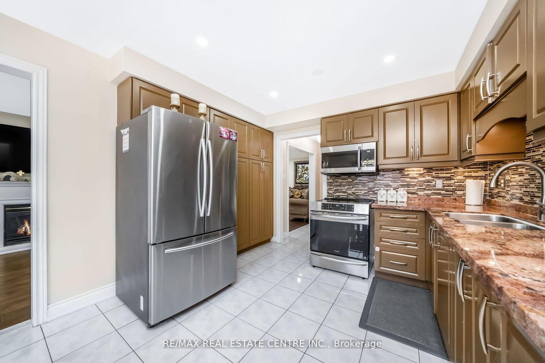 Photo 14 of 55 Golden Eagle Road, Brampton, Sandringham-Wellington — HOMEH
