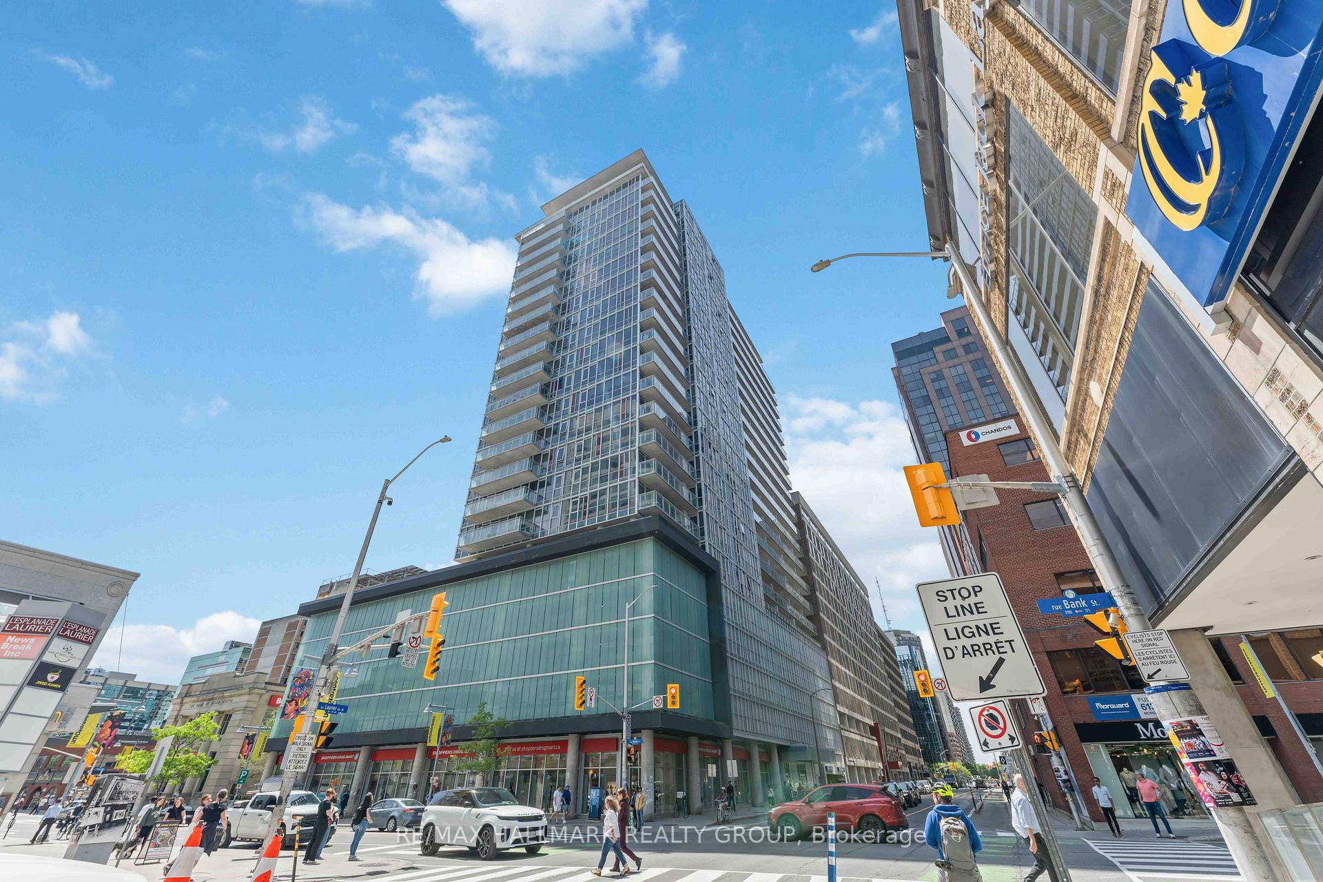 Front of Unit 2110, 324 Laurier Avenue W