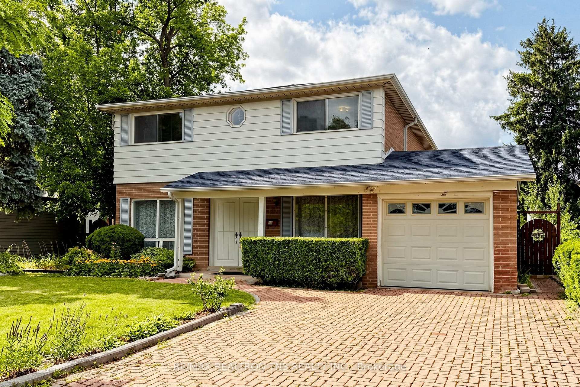 Photo 2 of 18 Lisburn Crescent, North York, Don Valley Village — HOMEH