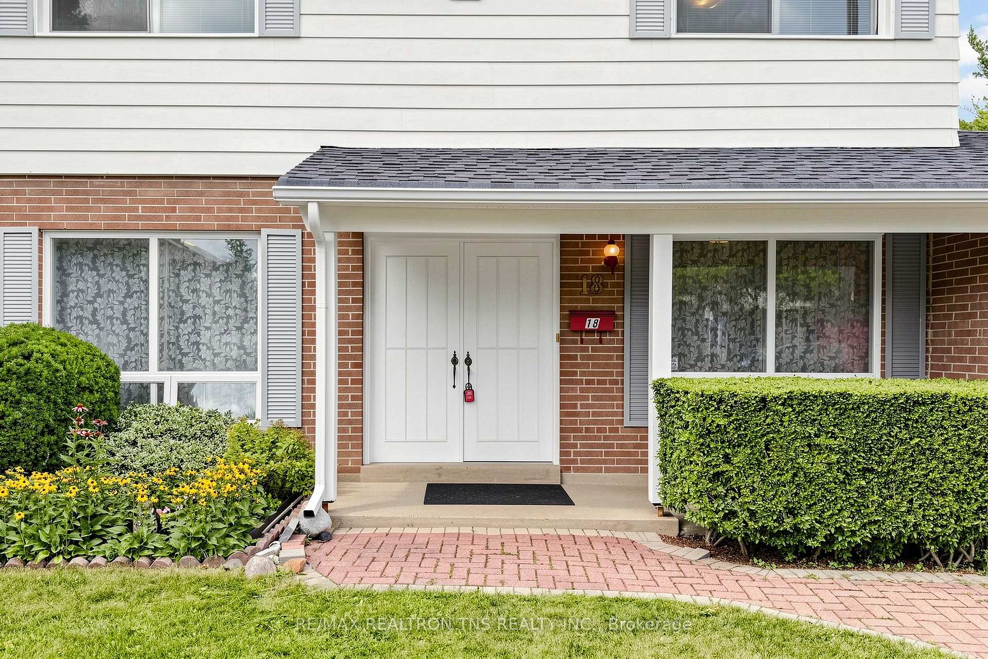 Photo 3 of 18 Lisburn Crescent, North York, Don Valley Village — HOMEH
