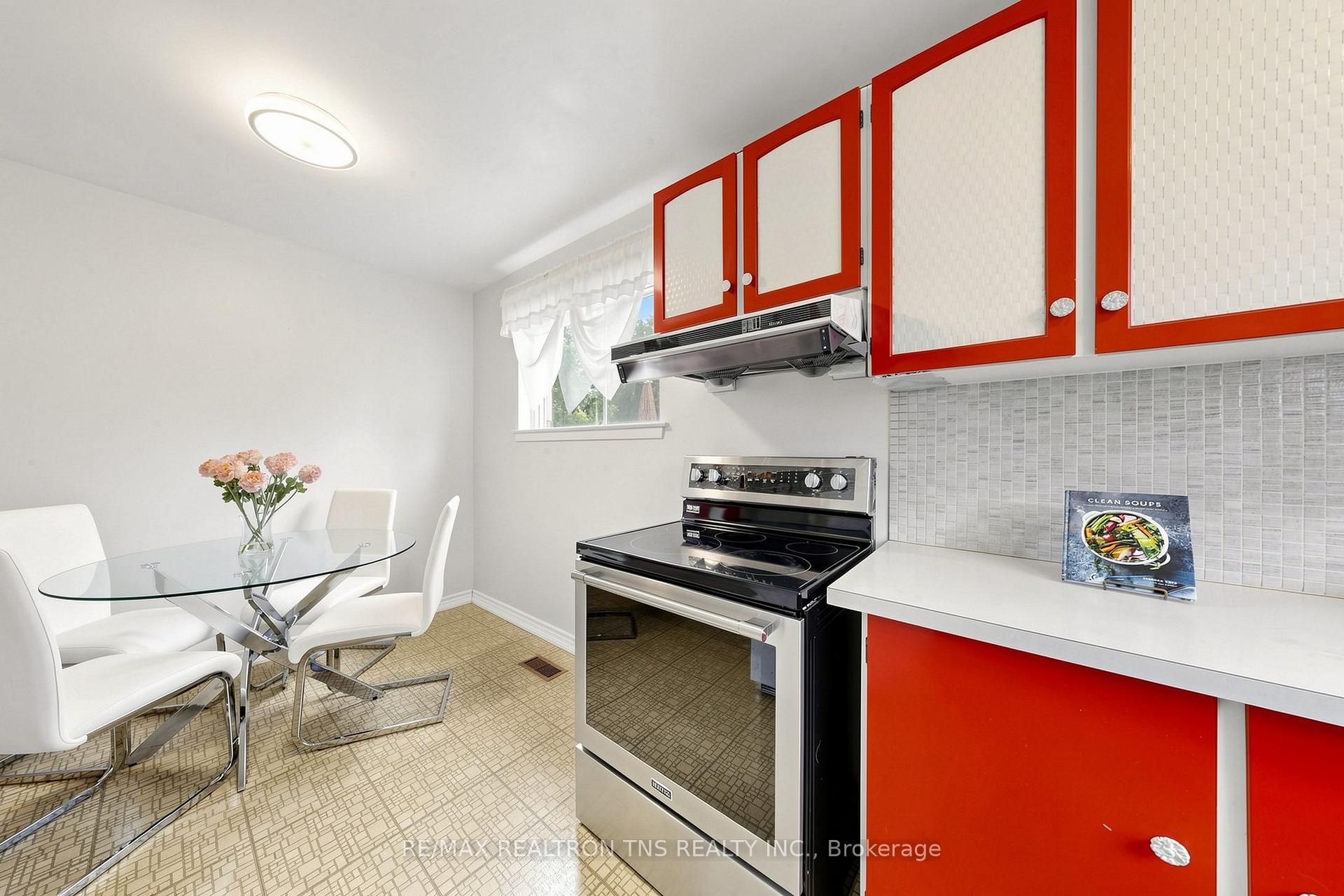 Photo 8 of 18 Lisburn Crescent, North York, Don Valley Village — HOMEH