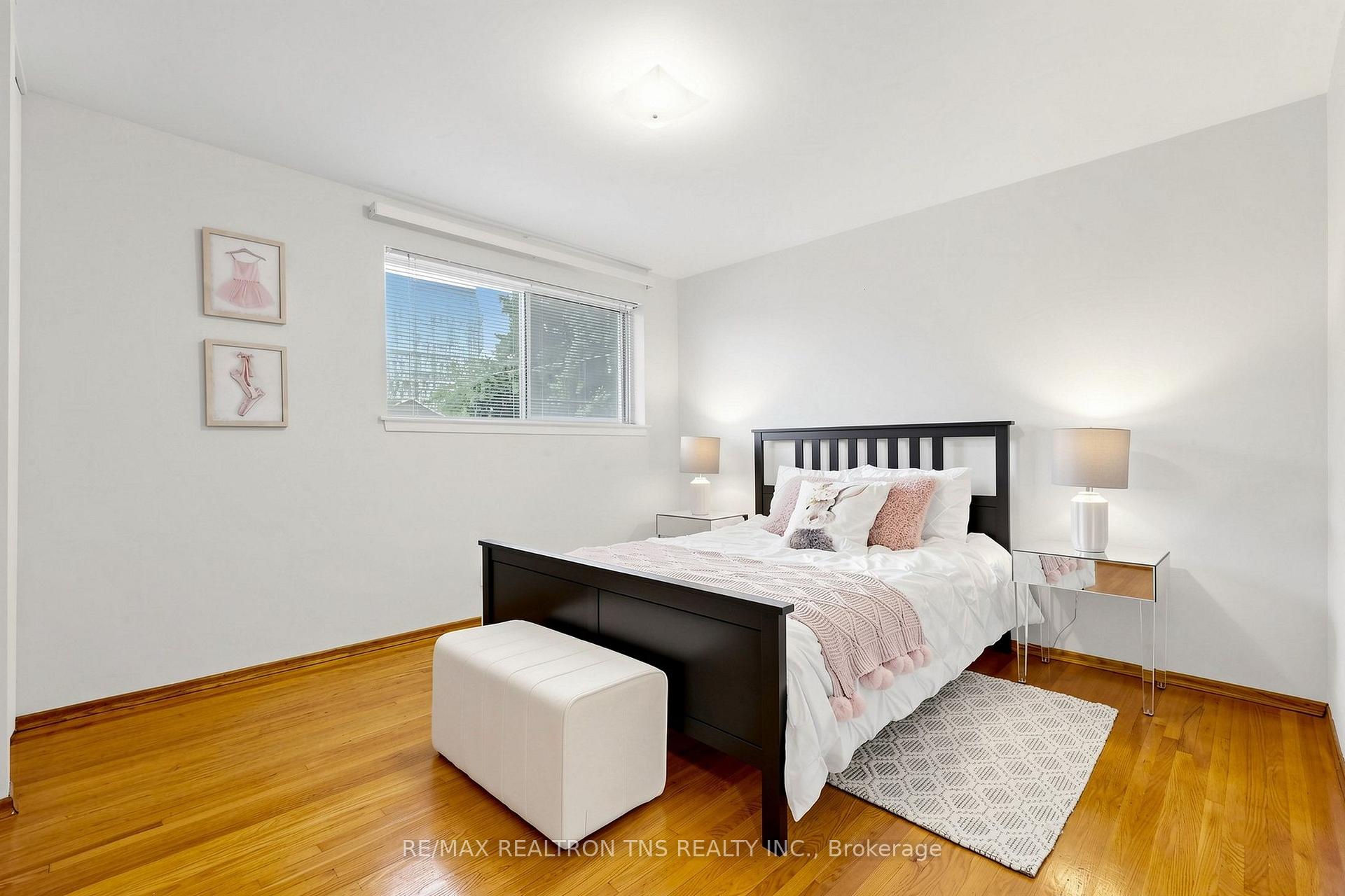 Photo 11 of 18 Lisburn Crescent, North York, Don Valley Village — HOMEH