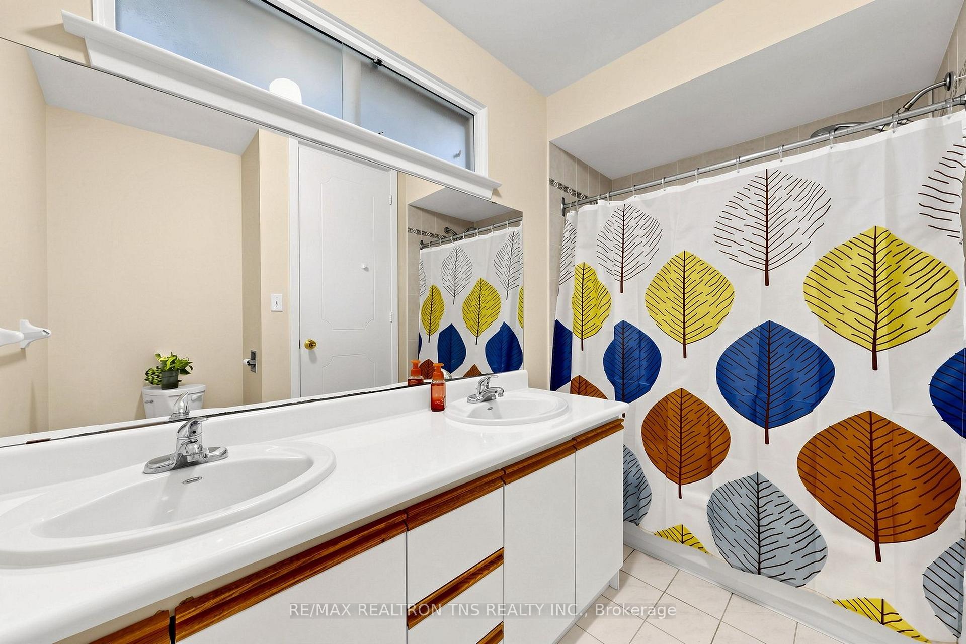Photo 13 of 18 Lisburn Crescent, North York, Don Valley Village — HOMEH