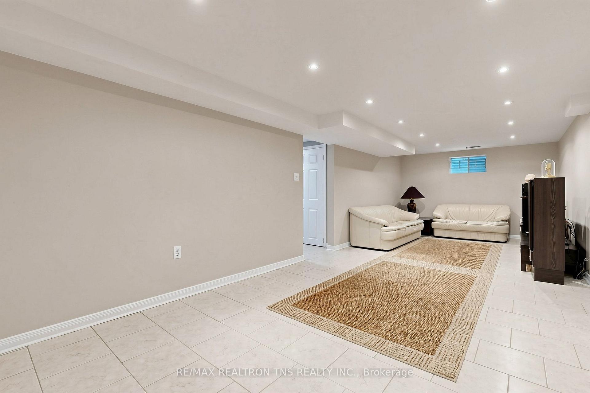Photo 15 of 18 Lisburn Crescent, North York, Don Valley Village — HOMEH