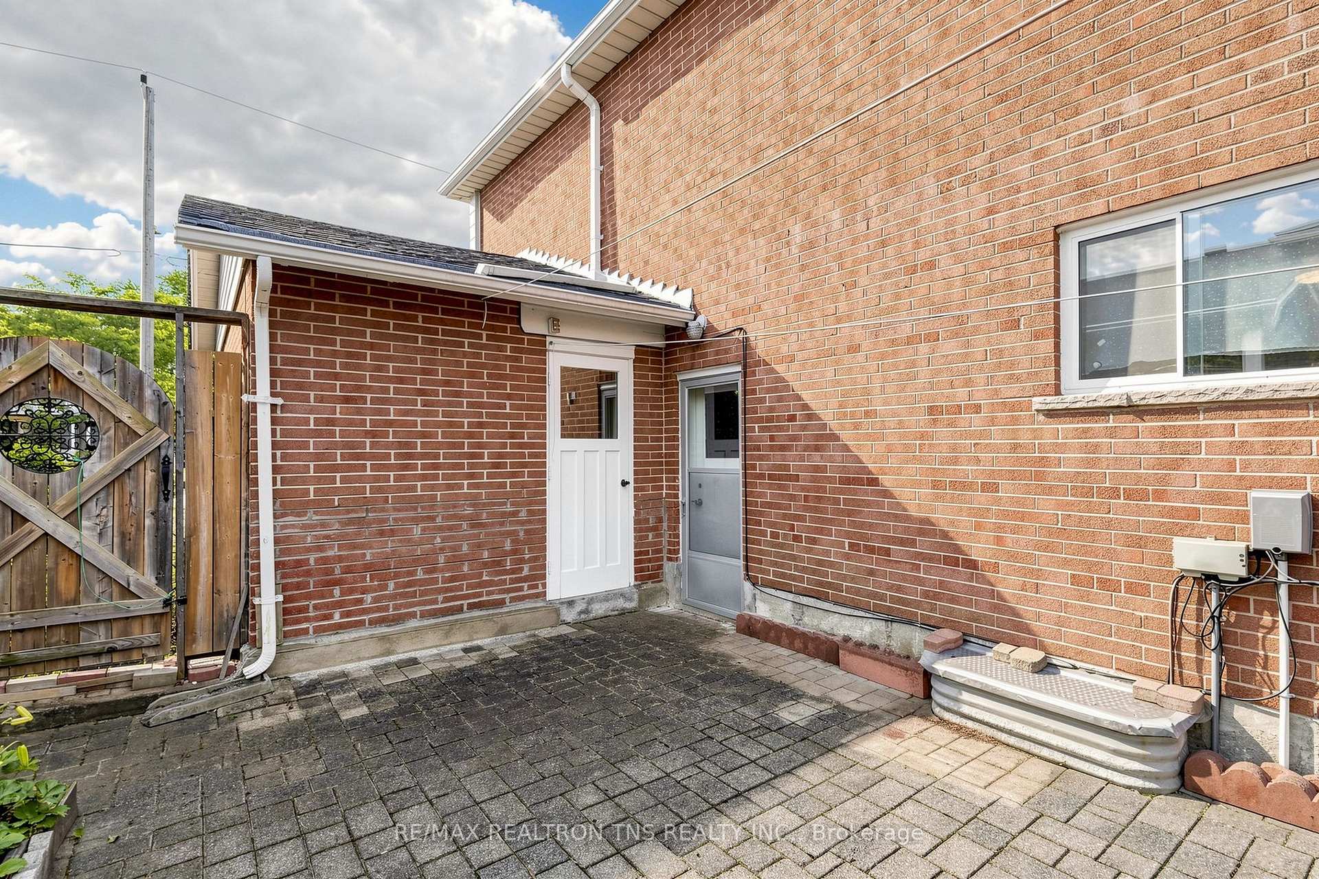 Photo 16 of 18 Lisburn Crescent, North York, Don Valley Village — HOMEH