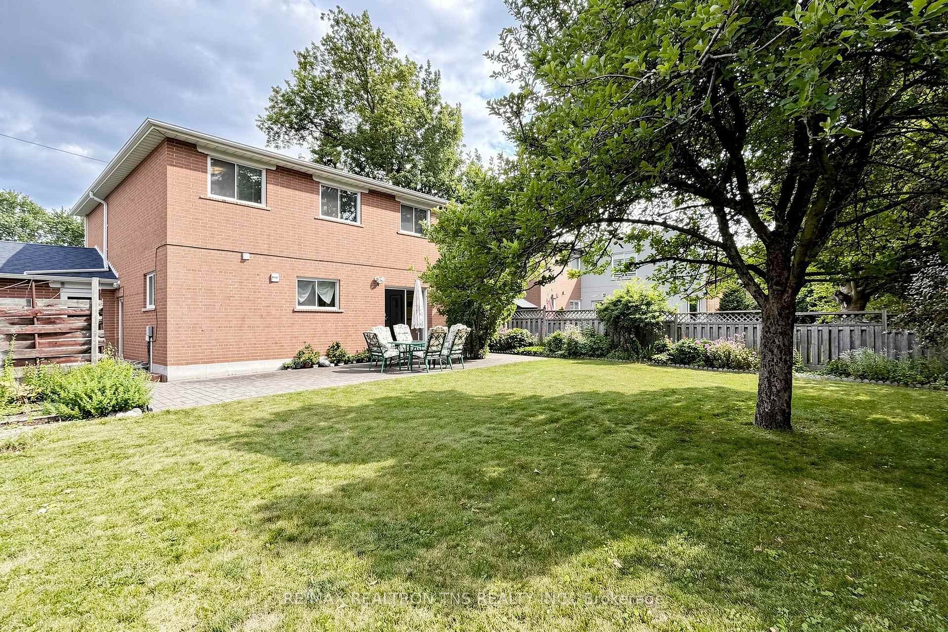 Photo 17 of 18 Lisburn Crescent, North York, Don Valley Village — HOMEH