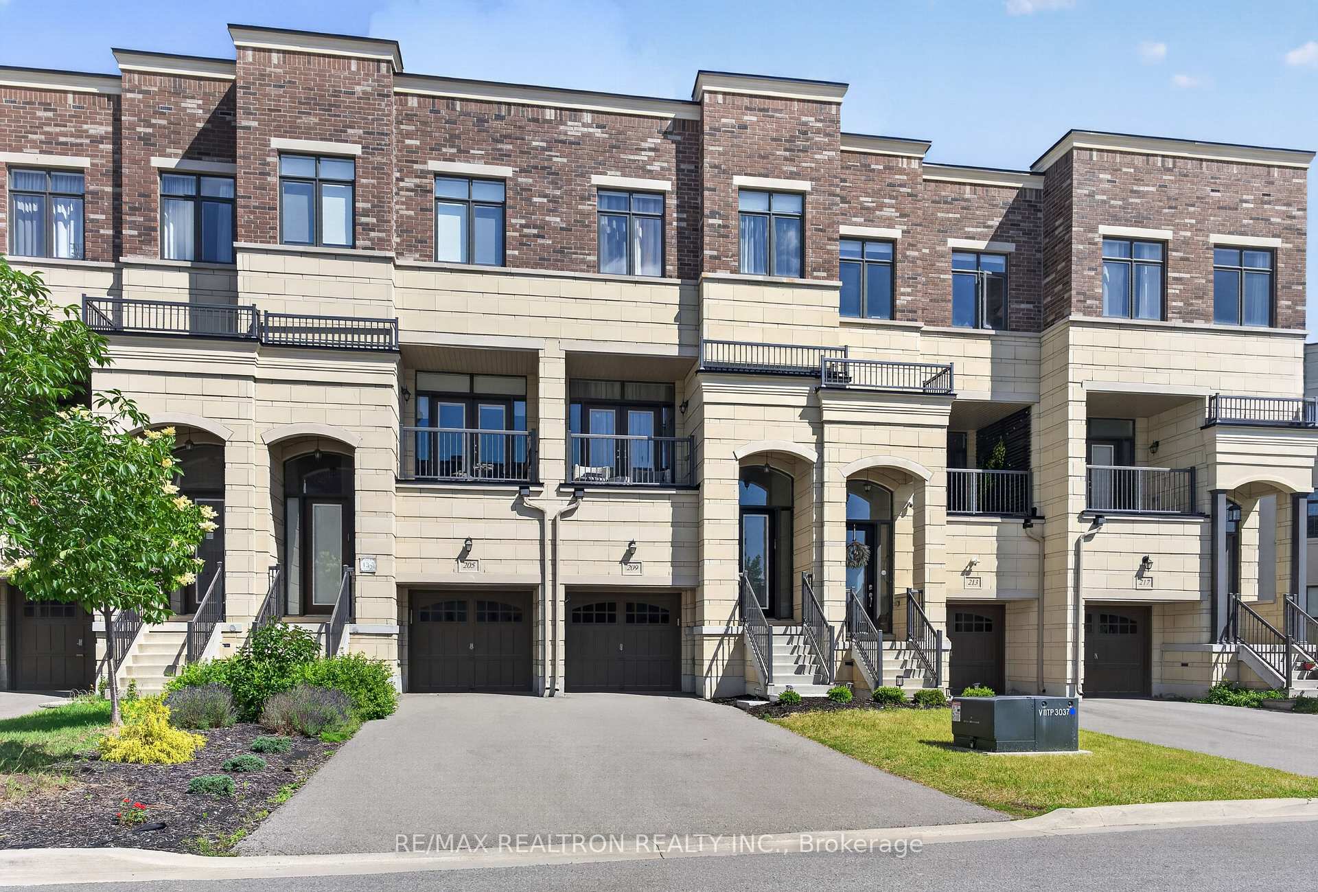 Photo 1 of 209 Arianna Crescent, Vaughan, Patterson — HOMEH