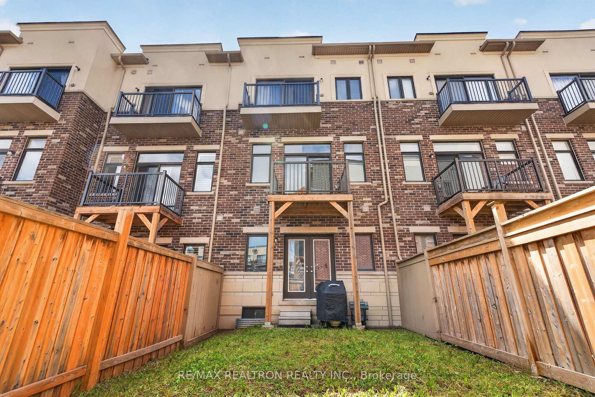Photo 3 of 209 Arianna Crescent, Vaughan, Patterson — HOMEH