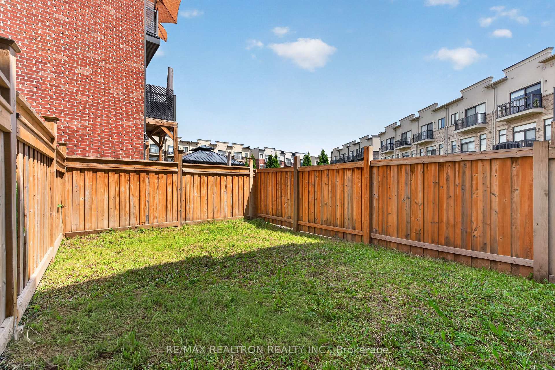 Photo 4 of 209 Arianna Crescent, Vaughan, Patterson — HOMEH
