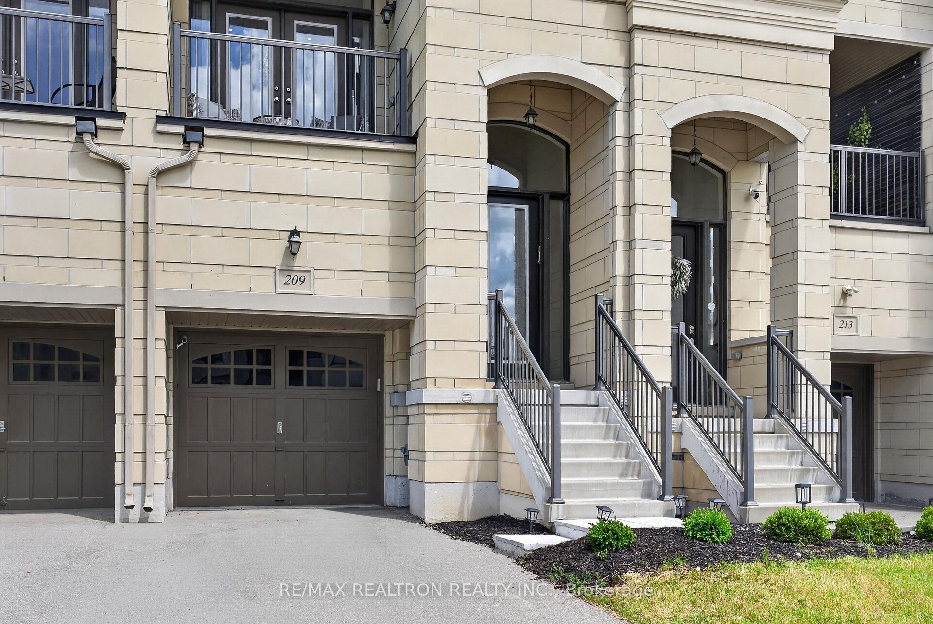 Photo 2 of 209 Arianna Crescent, Vaughan, Patterson — HOMEH