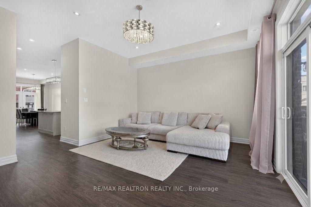 Photo 10 of 209 Arianna Crescent, Vaughan, Patterson — HOMEH