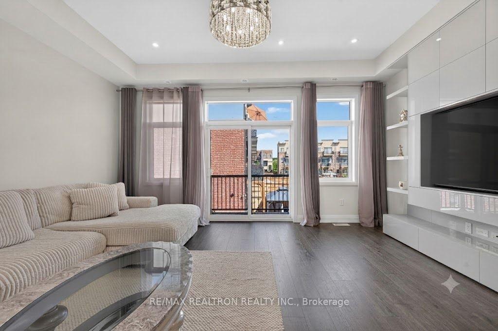 Photo 11 of 209 Arianna Crescent, Vaughan, Patterson — HOMEH