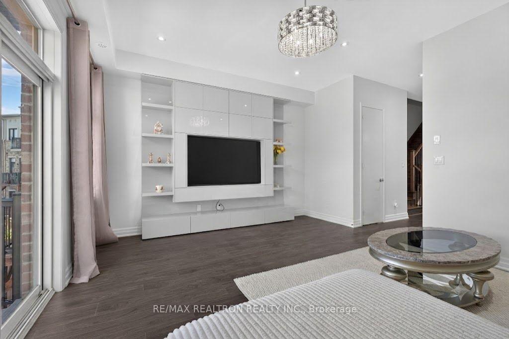Photo 12 of 209 Arianna Crescent, Vaughan, Patterson — HOMEH