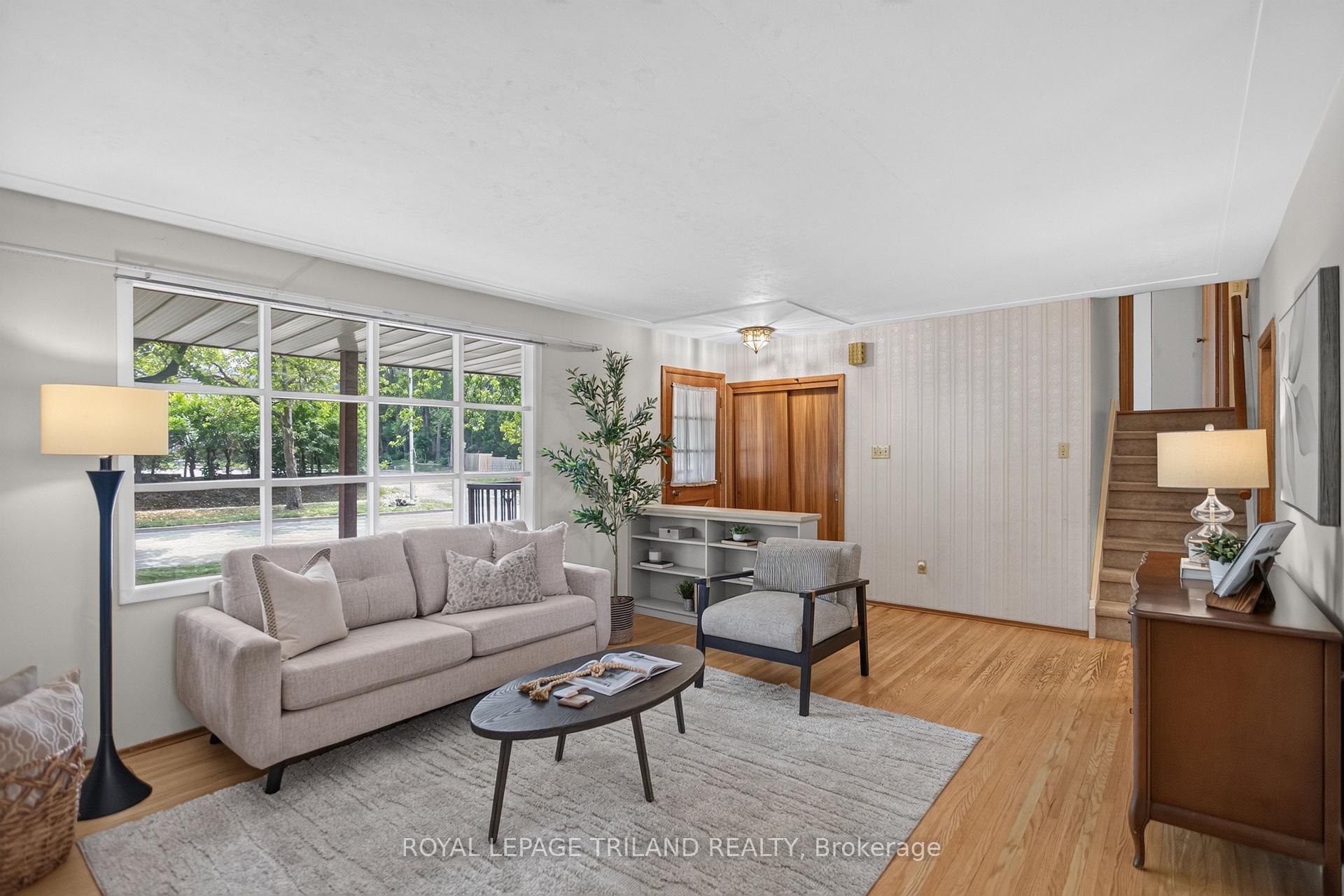 Photo 7 of 657 Viscount Road, London, South O — HOMEH