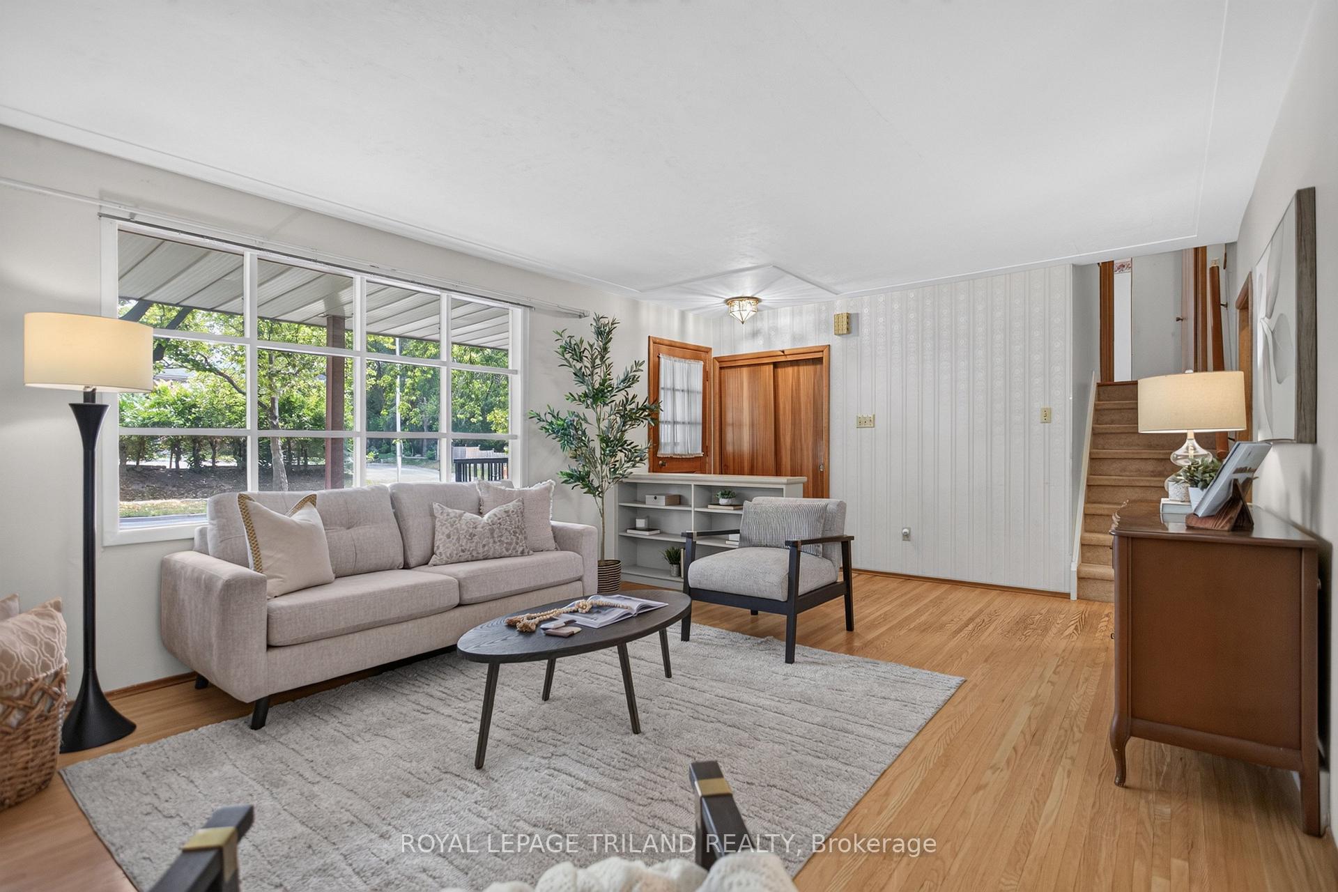 Photo 8 of 657 Viscount Road, London, South O — HOMEH