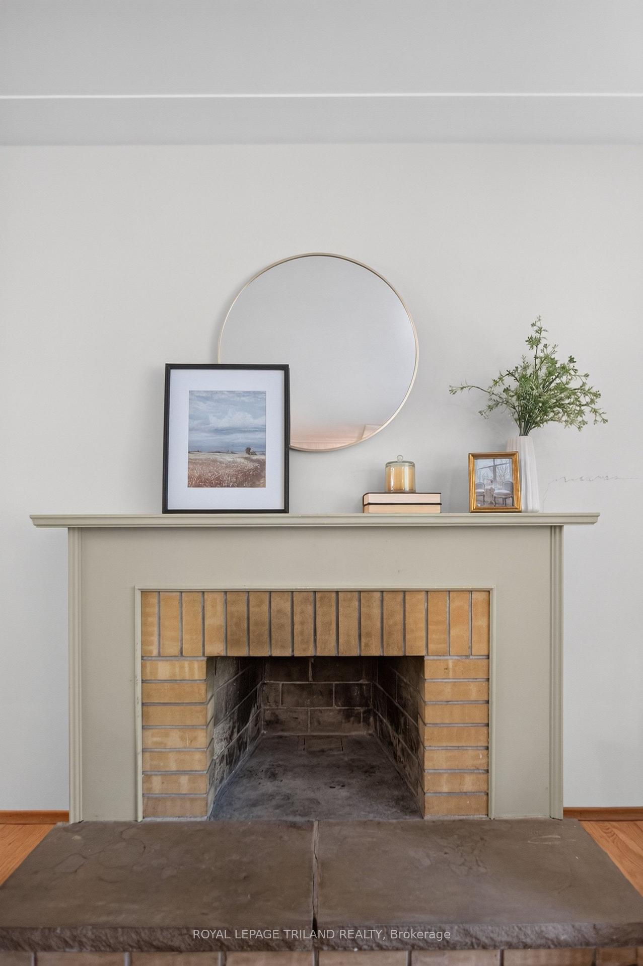 Photo 9 of 657 Viscount Road, London, South O — HOMEH