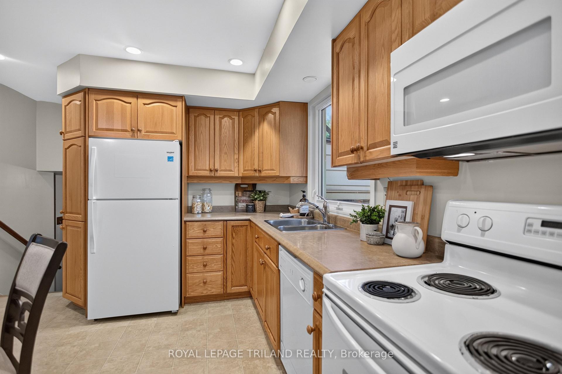Photo 14 of 657 Viscount Road, London, South O — HOMEH