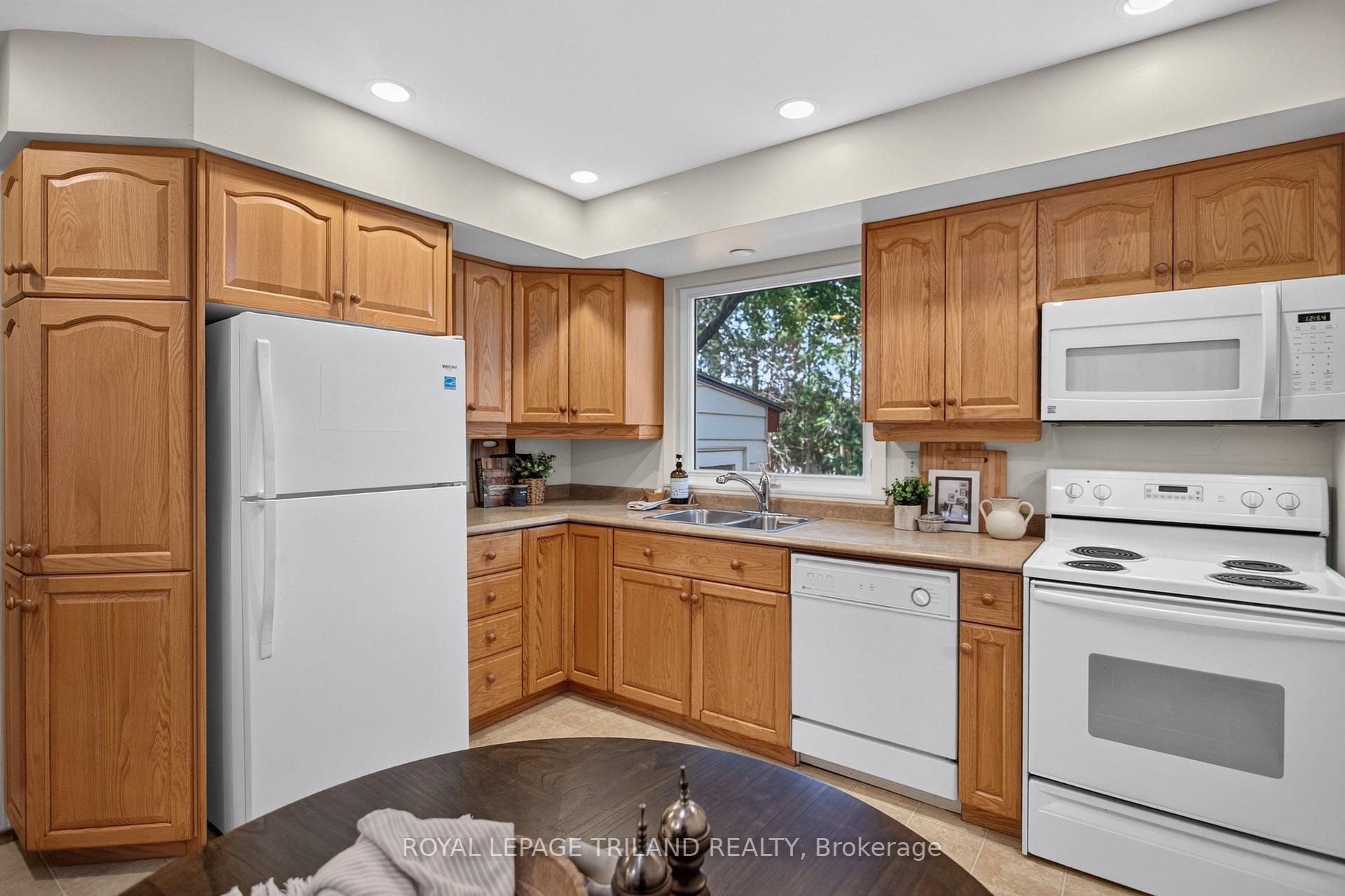 Photo 15 of 657 Viscount Road, London, South O — HOMEH