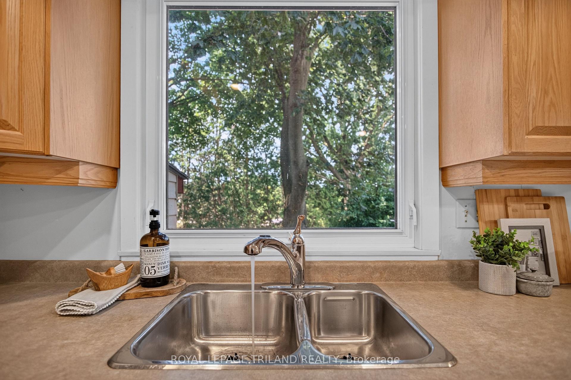 Photo 17 of 657 Viscount Road, London, South O — HOMEH