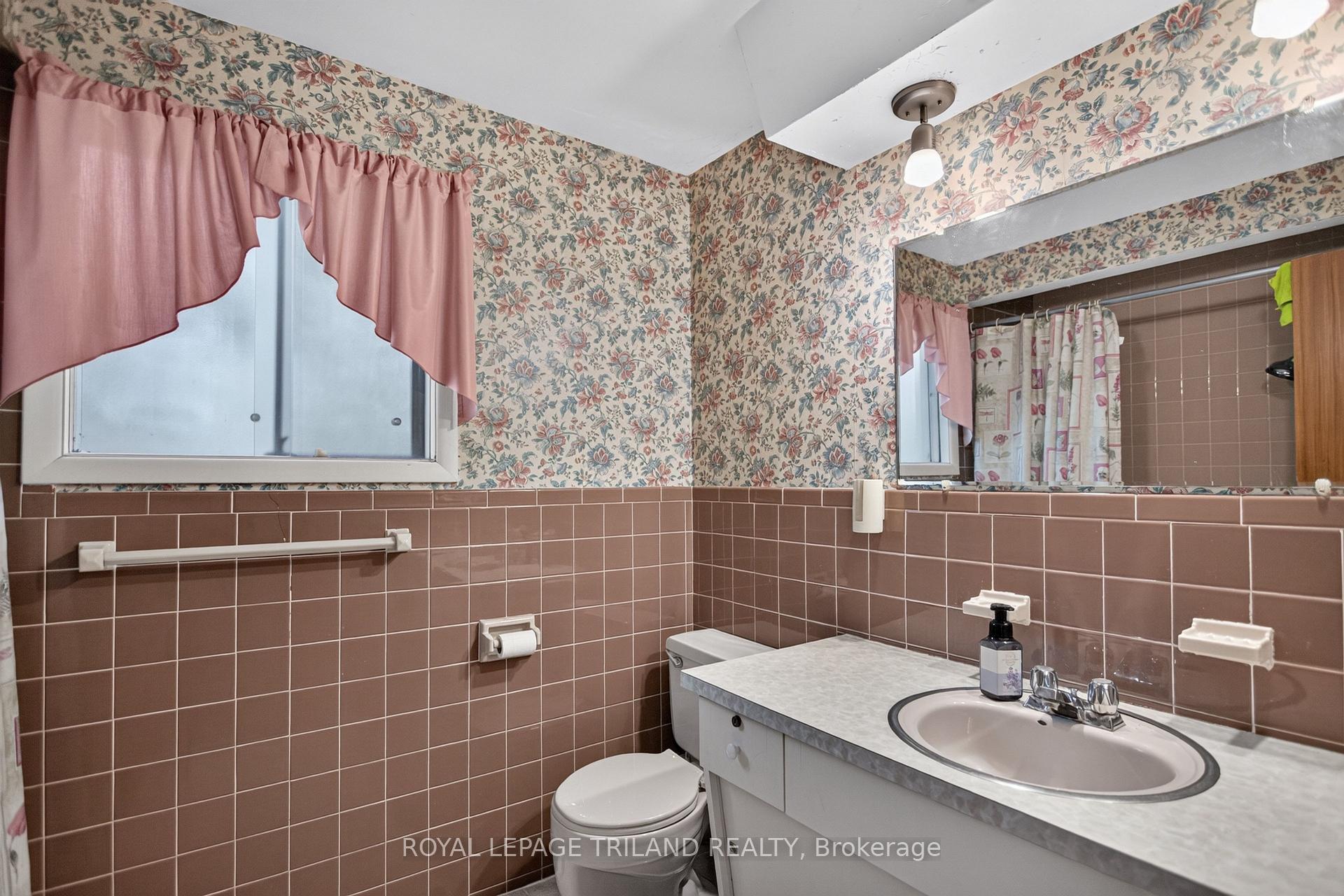 Photo 24 of 657 Viscount Road, London, South O — HOMEH