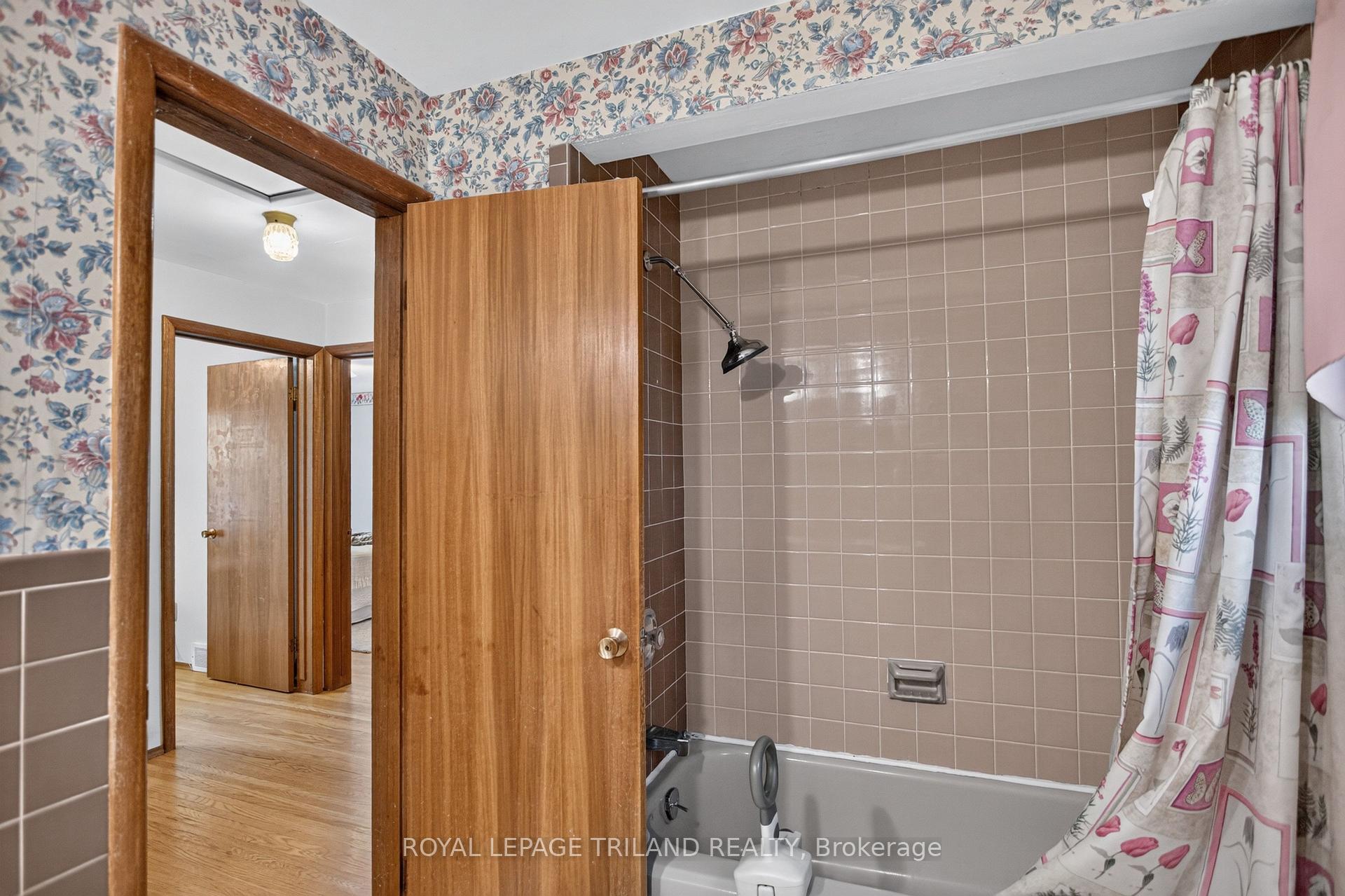 Photo 25 of 657 Viscount Road, London, South O — HOMEH