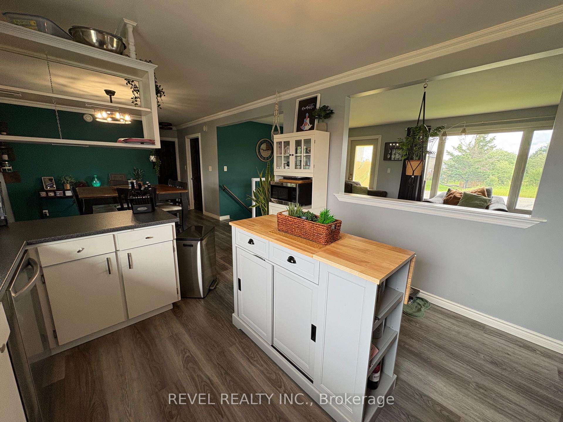 Photo 10 of 127 Genier Road, Cochrane — HOMEH