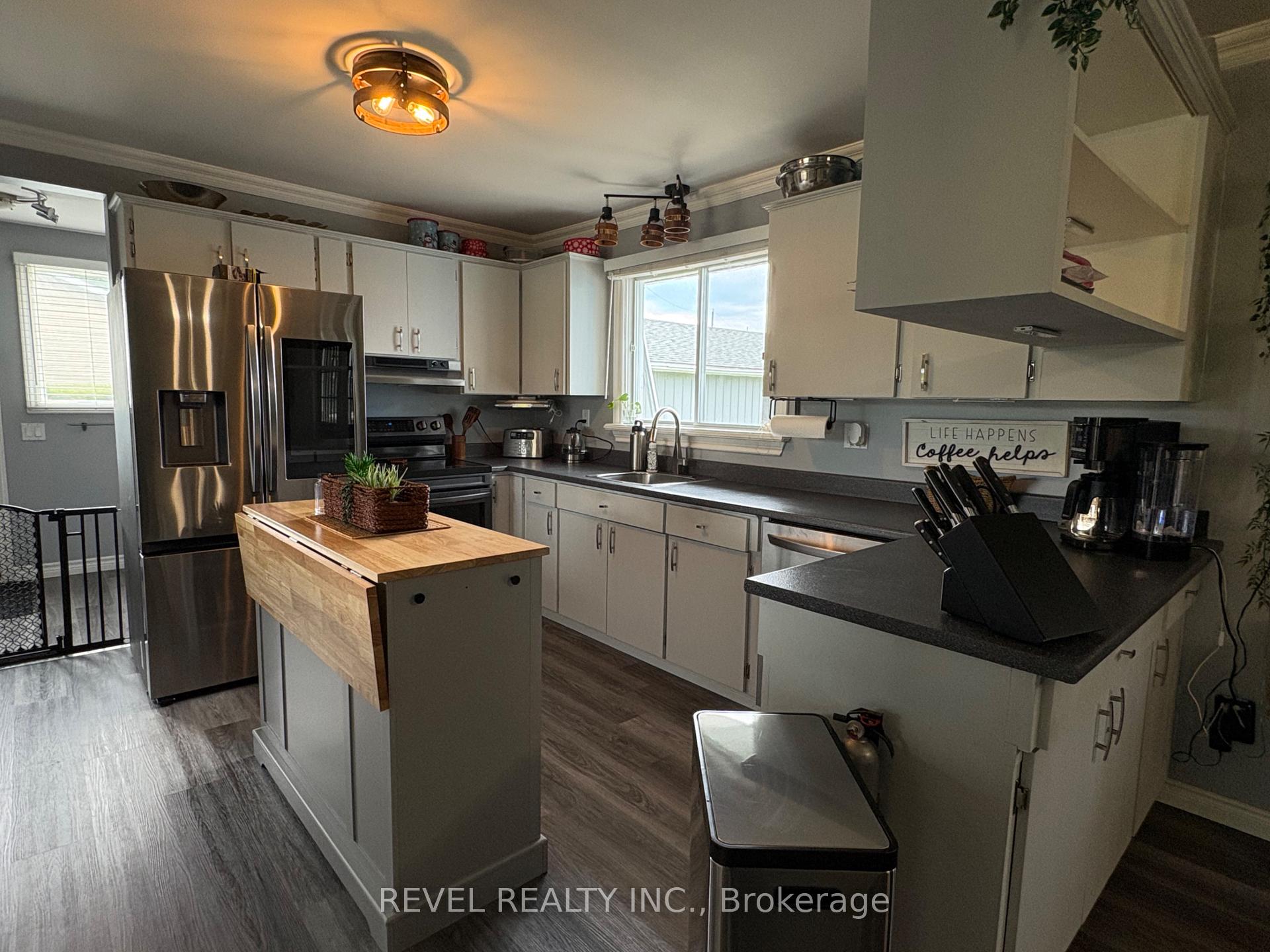 Photo 11 of 127 Genier Road, Cochrane — HOMEH