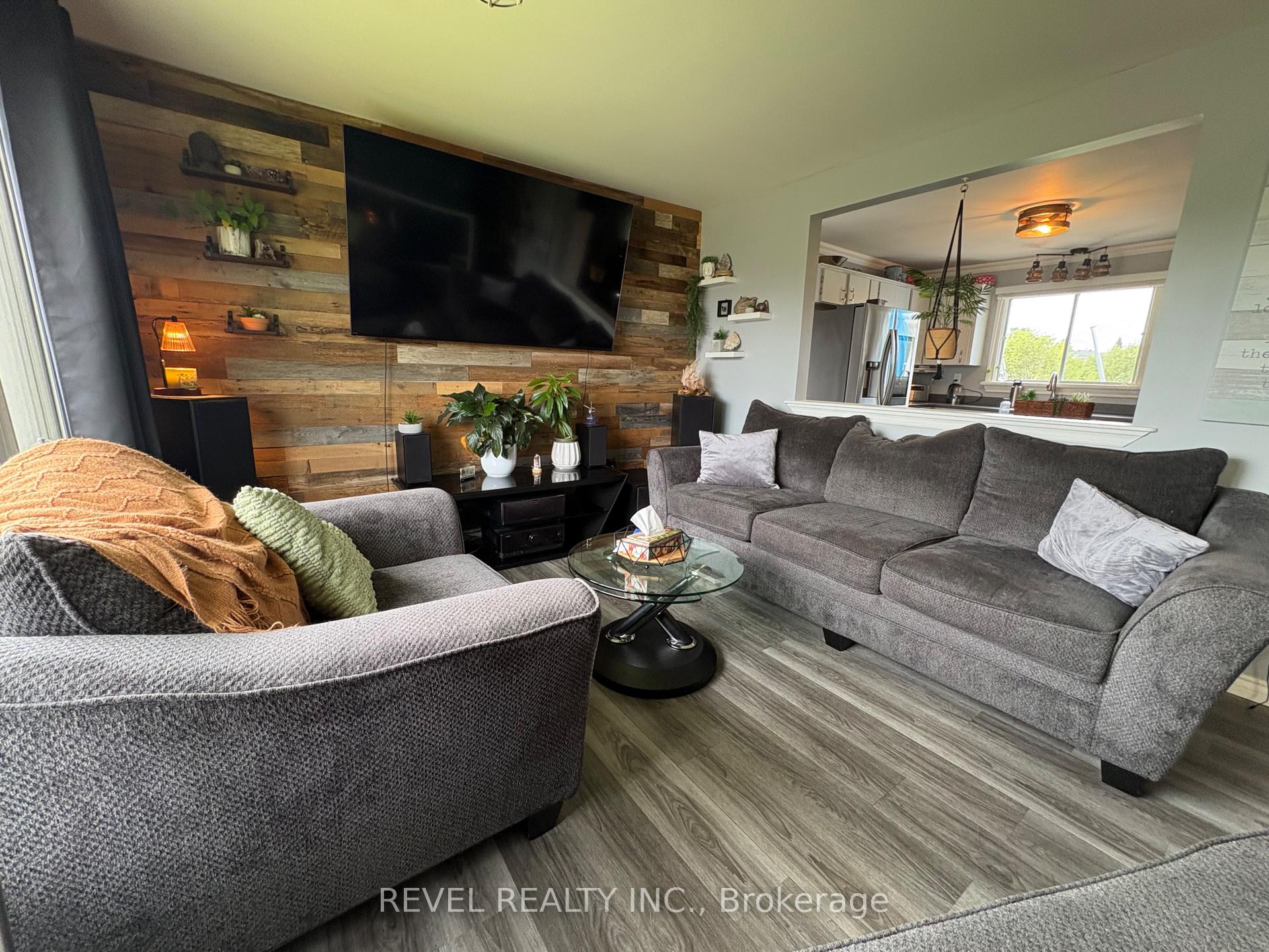 Photo 14 of 127 Genier Road, Cochrane — HOMEH