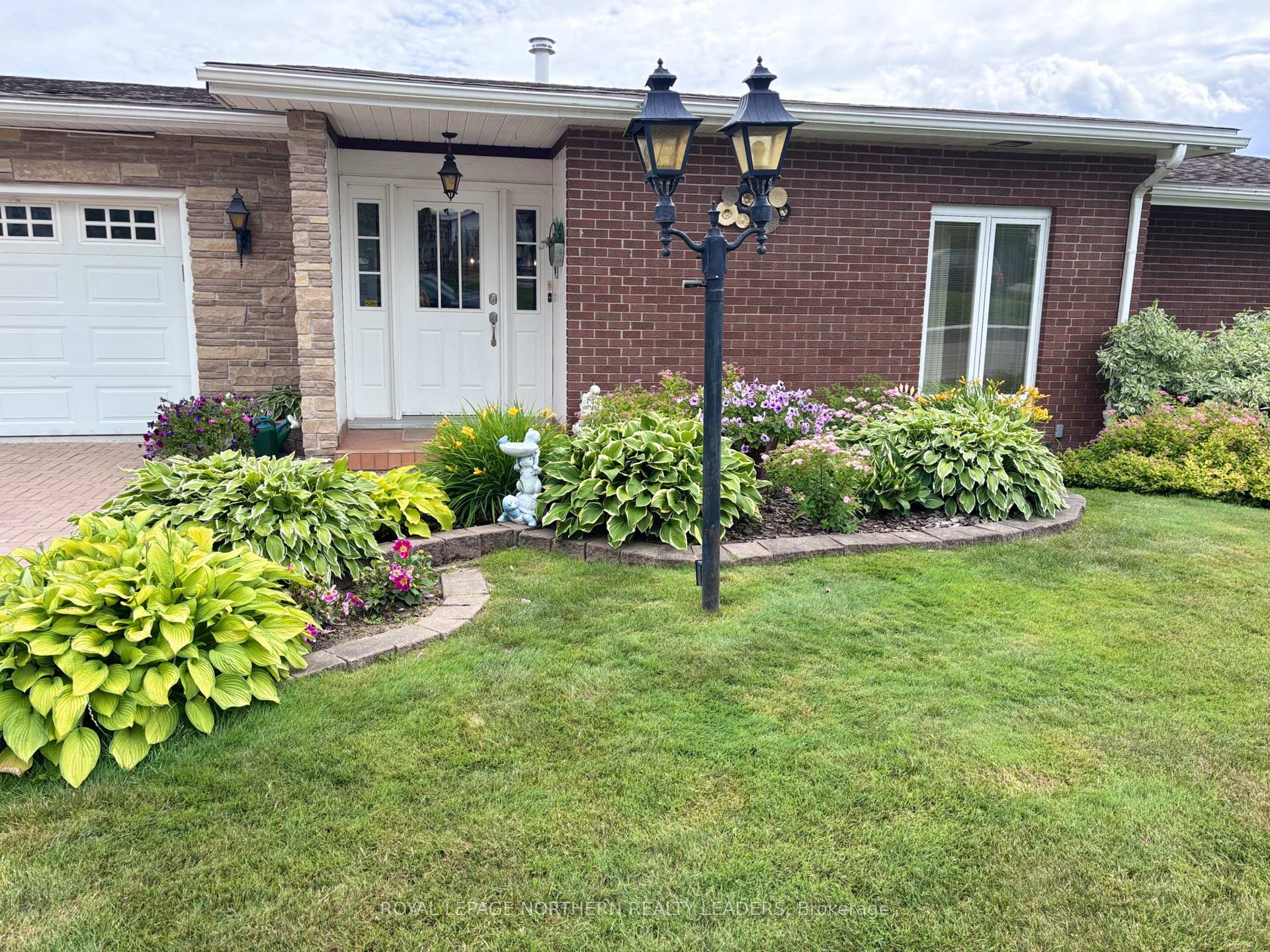 Photo 3 of 324 Third Avenue, Cochrane — HOMEH