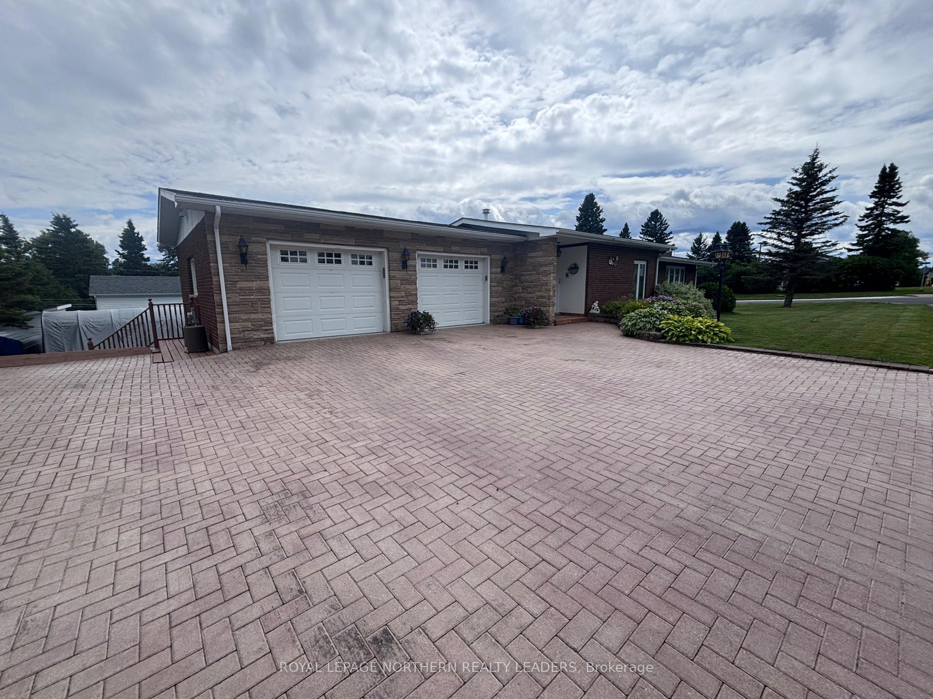 Photo 5 of 324 Third Avenue, Cochrane — HOMEH