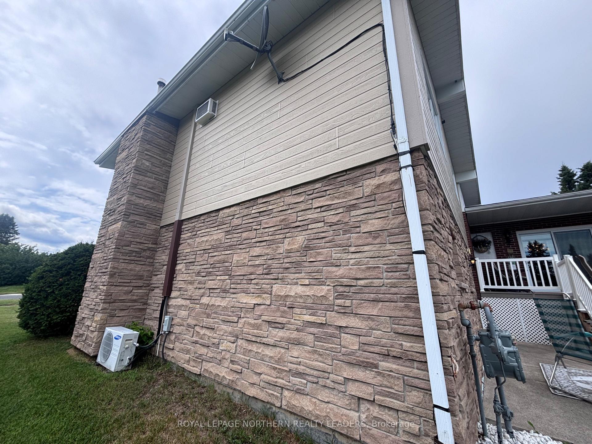 Photo 6 of 324 Third Avenue, Cochrane — HOMEH