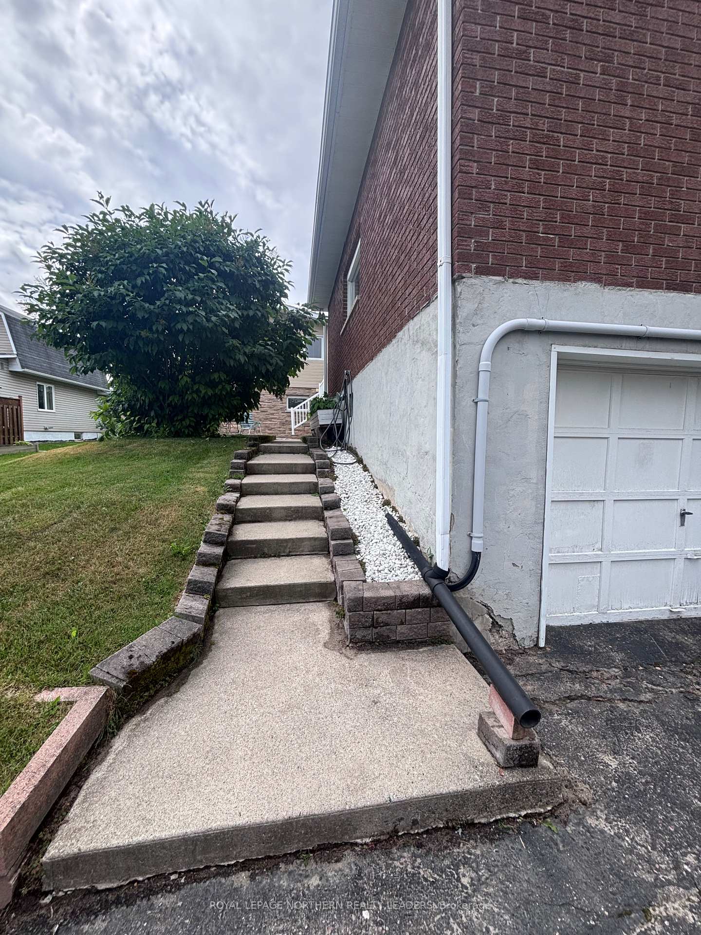 Photo 10 of 324 Third Avenue, Cochrane — HOMEH