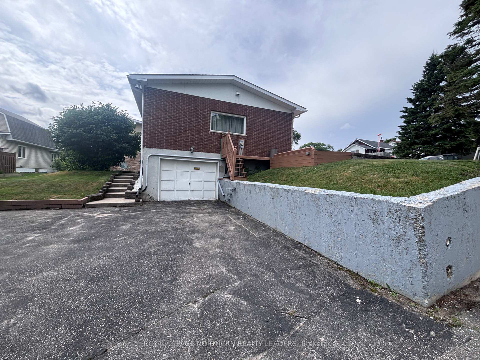 Photo 11 of 324 Third Avenue, Cochrane — HOMEH
