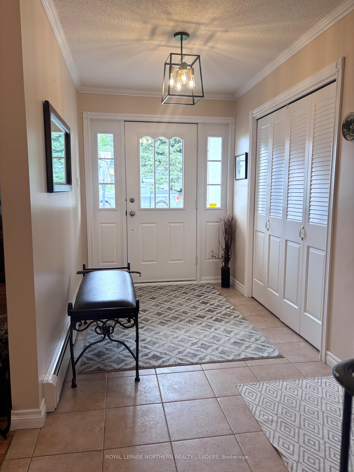 Photo 12 of 324 Third Avenue, Cochrane — HOMEH