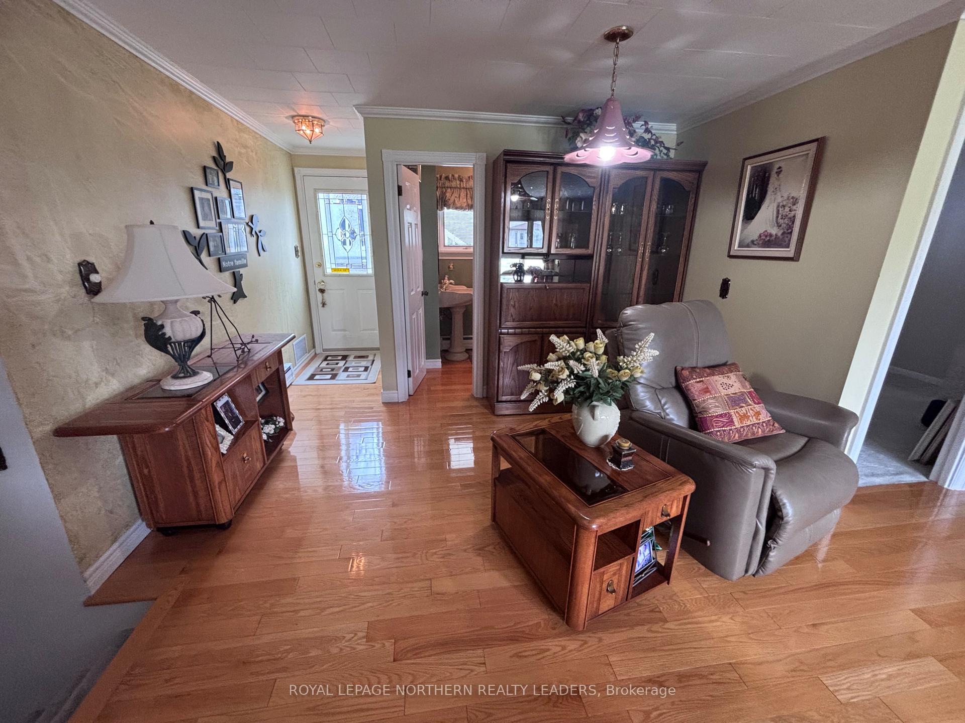 Photo 34 of 324 Third Avenue, Cochrane — HOMEH