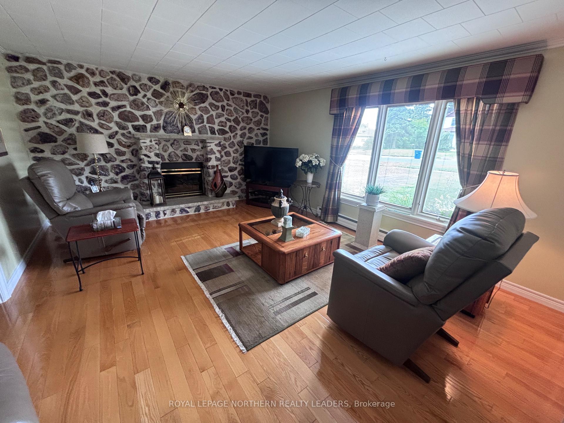 Photo 35 of 324 Third Avenue, Cochrane — HOMEH
