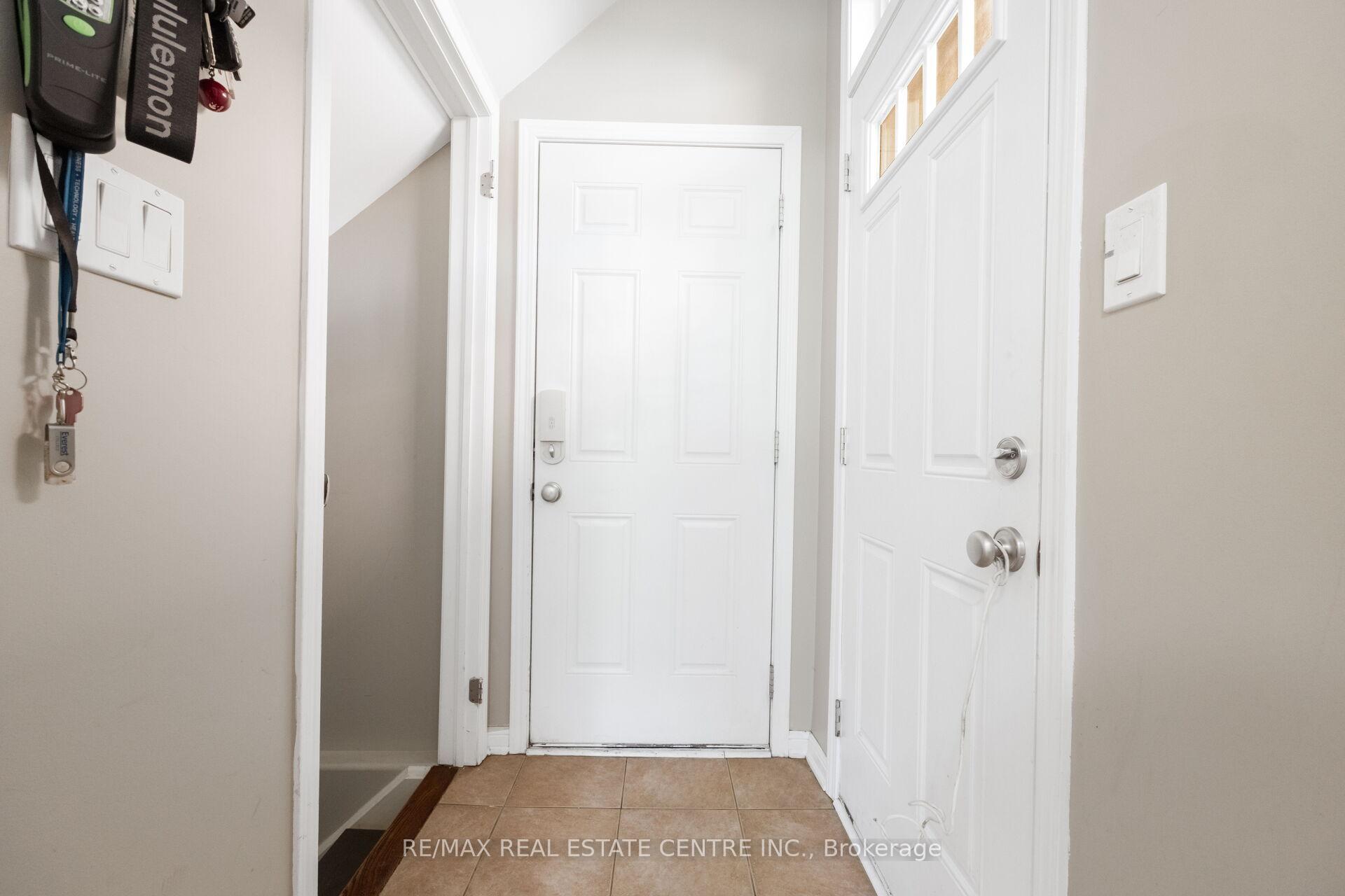 Photo 38 of 58 Seafair Crescent, Brampton, Fletcher's West — HOMEH