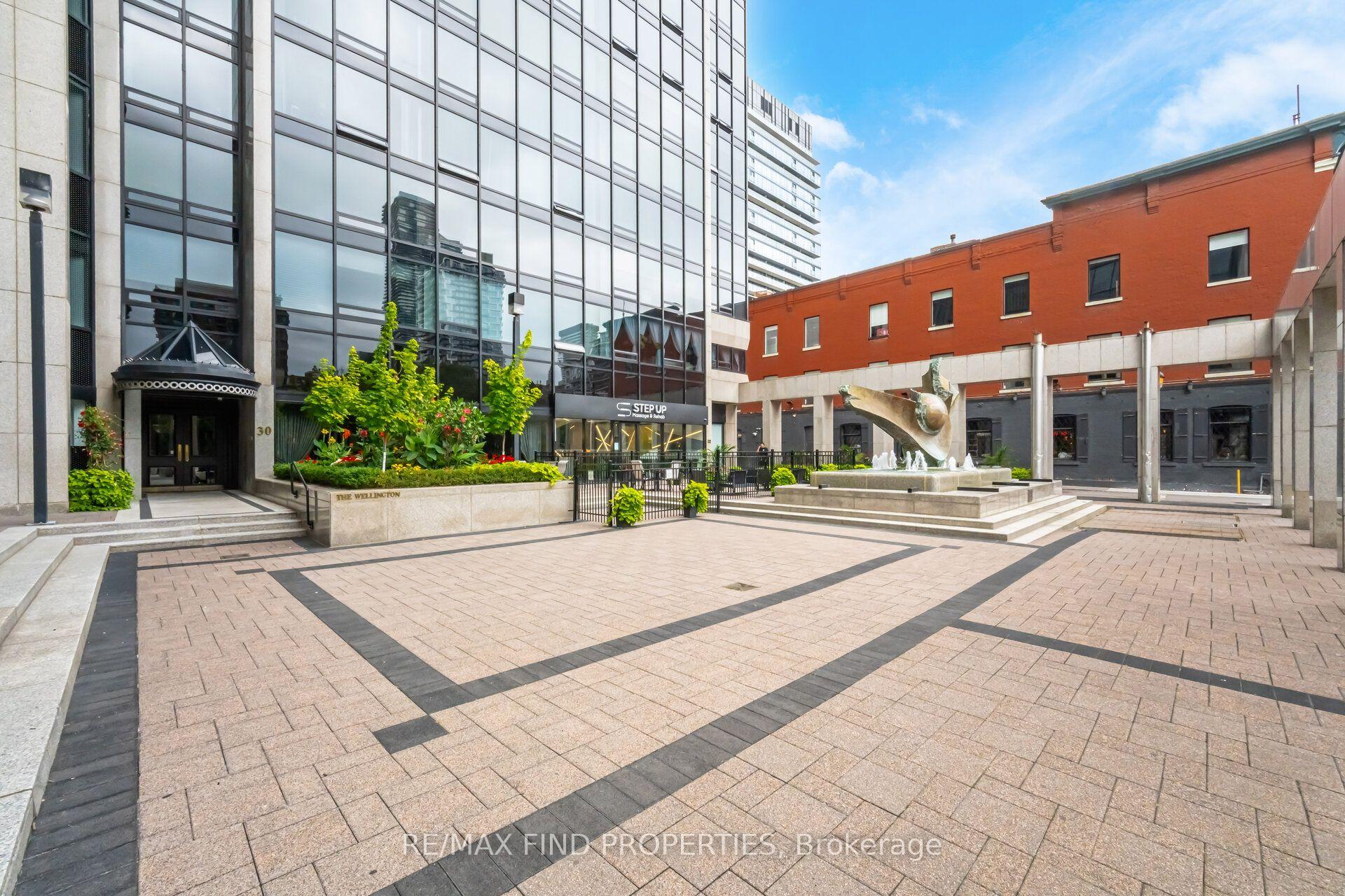 Photo 2 of Unit 901, 30 Wellington Street E, Toronto, Church-Yonge Corridor — HOMEH