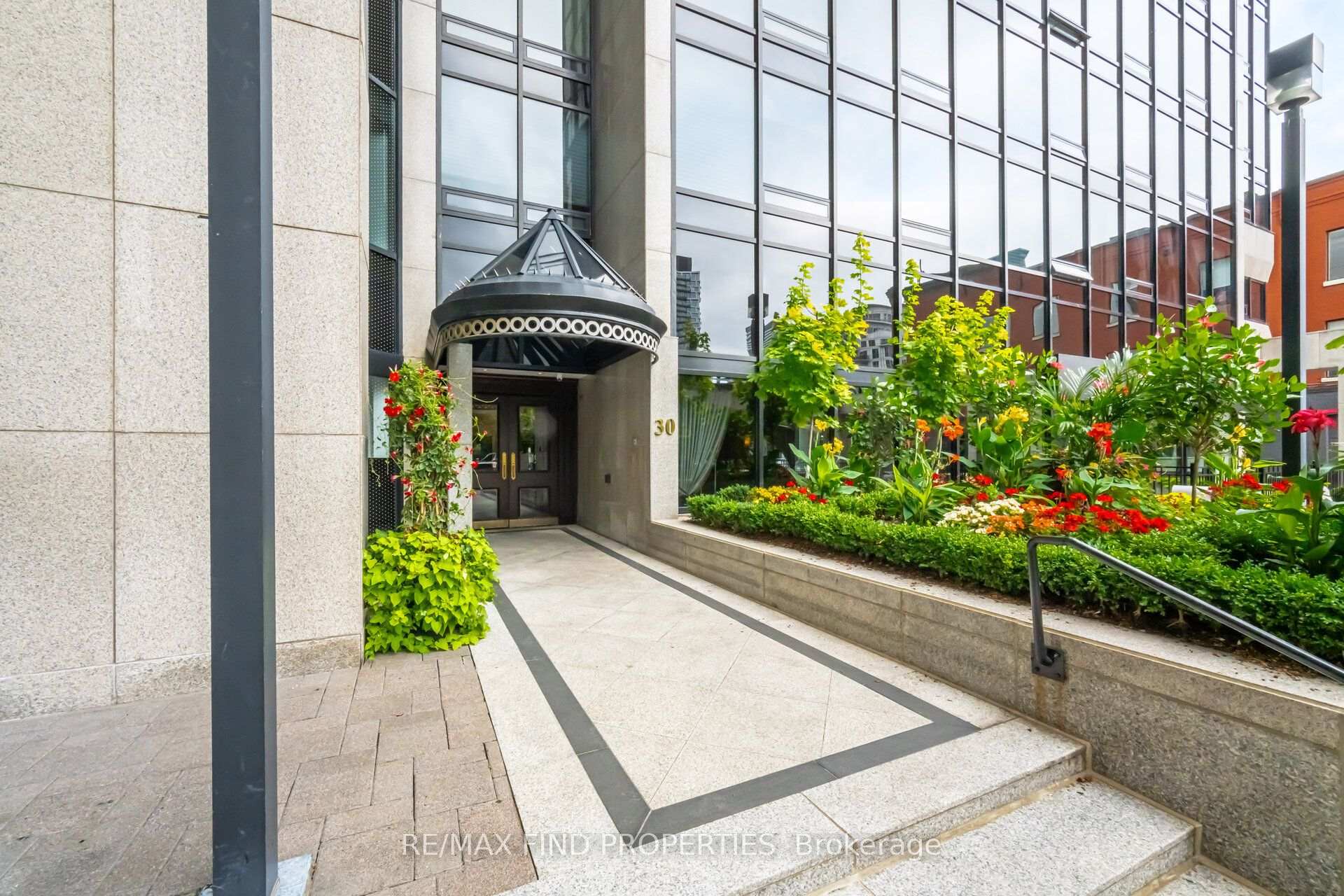 Photo 3 of Unit 901, 30 Wellington Street E, Toronto, Church-Yonge Corridor — HOMEH