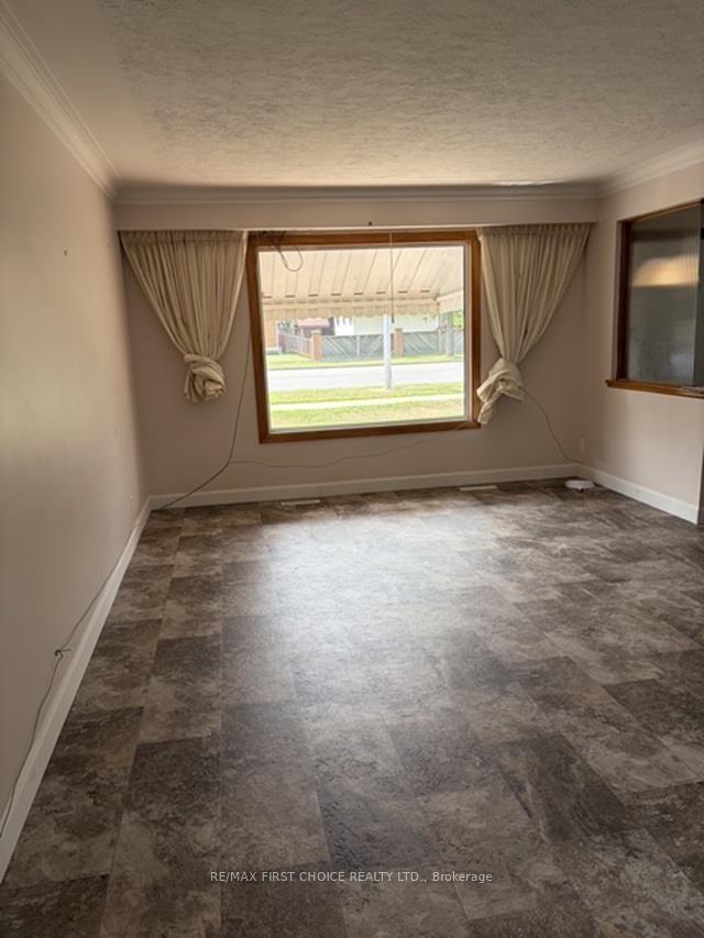 Photo 4 of 290 Hodder Avenue, Thunder Bay, Current River — HOMEH